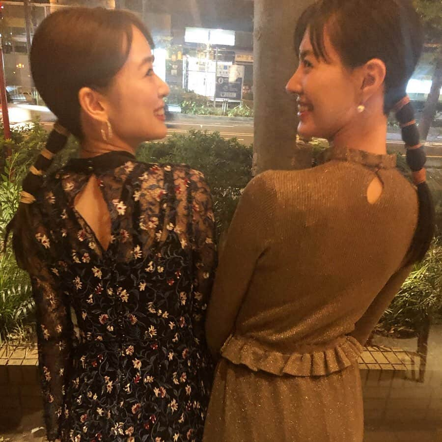 安座間美優さんのインスタグラム写真 - (安座間美優Instagram)「里香とおそろヘアーにしてもらって、結婚パーティーへ行った日💒 みんなに「髪型一緒だー！可愛い！」と言ってもらえて、ご満悦の私たちでした(^^)(^^)💕笑 #いずみゅー#姉妹#双子#おそろヘアー」11月22日 18時33分 - mew_azama