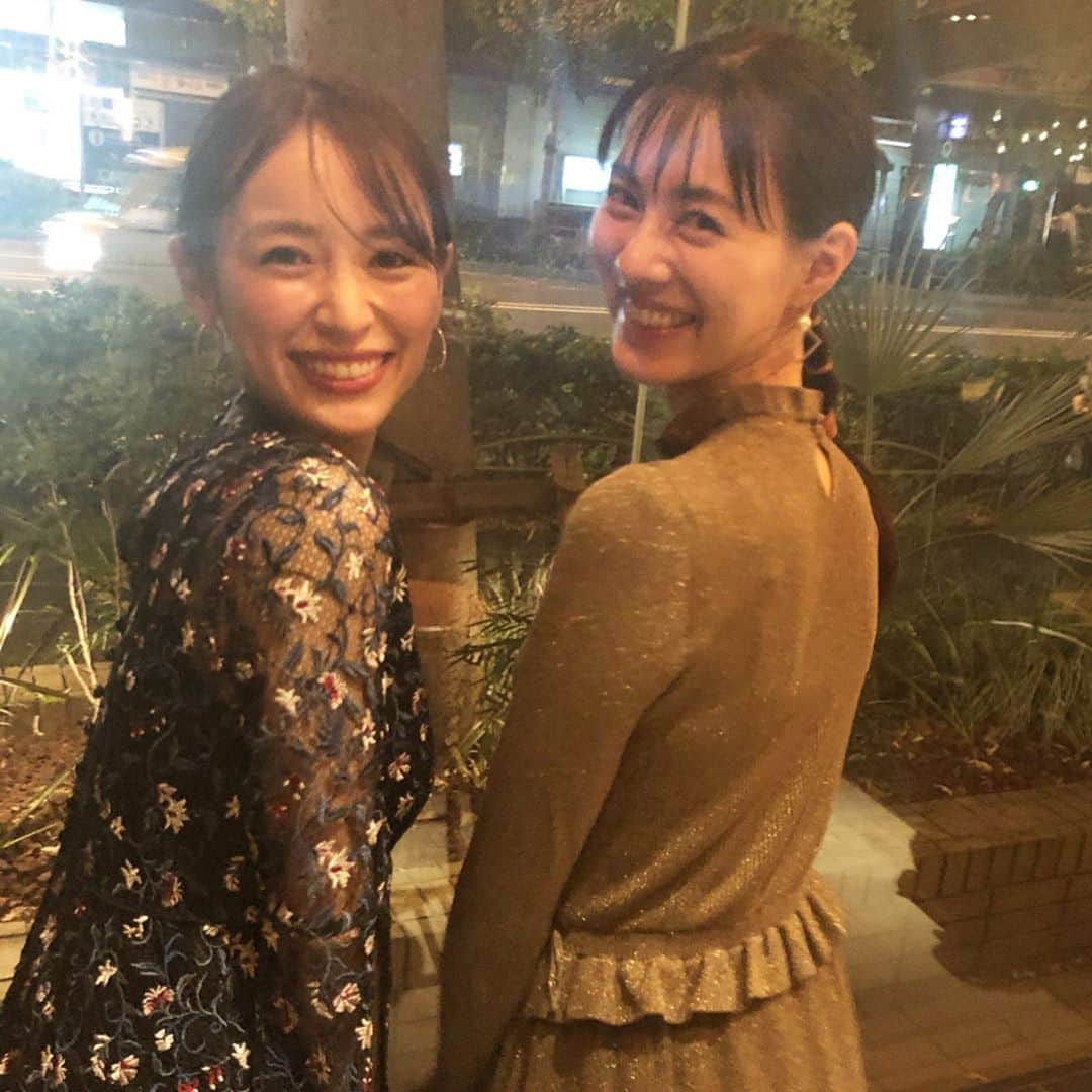 安座間美優さんのインスタグラム写真 - (安座間美優Instagram)「里香とおそろヘアーにしてもらって、結婚パーティーへ行った日💒 みんなに「髪型一緒だー！可愛い！」と言ってもらえて、ご満悦の私たちでした(^^)(^^)💕笑 #いずみゅー#姉妹#双子#おそろヘアー」11月22日 18時33分 - mew_azama