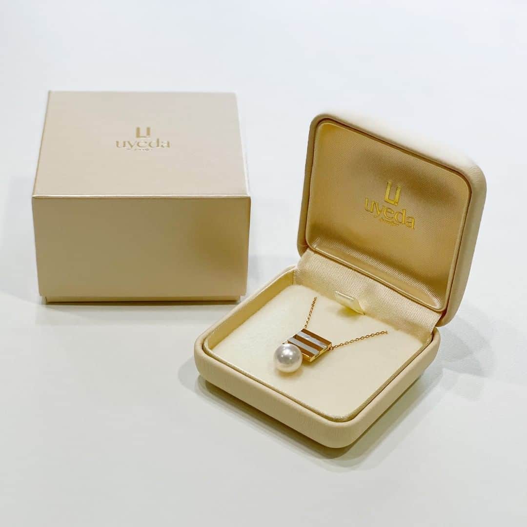 BORDERS at BALCONYのインスタグラム：「本日発売のBORDER PEARL NECKLACEは、⁠ K18イエローゴールドと白蝶貝でボーダーをデザインしました。おだやかに光るのは上質な #あこや真珠 。とても貴重な9mmの大玉です。⁠ 日本を誇る#ウエダジュエラー とのコラボレーションだからこそ実現できた最高のクオリティ。是非ONLINE STOREでご覧ください✨⁠ ⁠」