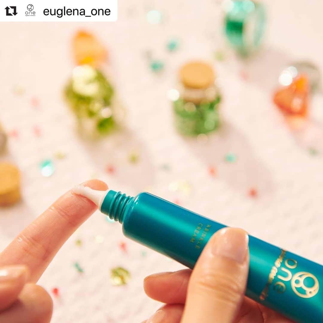 葉月祥子のインスタグラム：「寒くなってきましたね💦⛄️ぶるぶる。。﻿ ﻿ ﻿ ﻿ ﻿ ﻿ #Repost @euglena_one with @make_repost﻿ ・・・﻿ ﻿ ﻿ ﻿ 目元や口元の年齢感が目立ってきたような...？😨﻿ なんて、思うことはありますか？﻿ 今日は気になる目元・口元のケア方法をご紹介！﻿ ・﻿ ユーグレナのoneシリーズ、リンクルクリームなら、気になる目元や口元の集中ケアができちゃう💚﻿ ・﻿ こってりとしたクリームがしっかり密着してくれるので、まるで塗るパックのようなゼータクな使用感✨﻿ ・﻿ さらに、育毛を促進するといわれるビワ葉エキス配合なので、﻿ まつ毛ケアにもうれしい効果が...！﻿ ・﻿ マッサージするように毎日しっかり塗り込んで、ふっくら肌を手に入れましょう😊﻿ ・﻿ ・﻿ #ユーグレナ#euglena#エイジングケア#シワ改善#シワ対策#乾燥対策#乾燥肌対策#リンクルクリーム#目元ケア#目元美人#まつげ美容液#スキンケアマニア#スキンケア紹介#スキンケア好き#スキンケア好きさんと繋がりたい#アイクリーム#美肌ケア#美容好きな人と繋がりたい#肌荒れ#アイケア##コスメ購入品#保湿美容#綺麗になる#うるおいケア#透明肌#ツヤ肌」