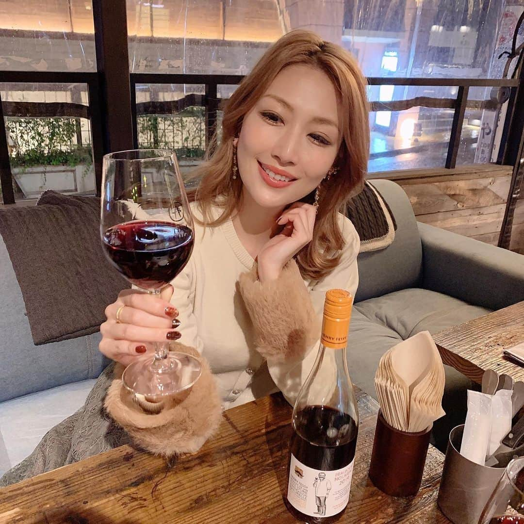 梅野舞さんのインスタグラム写真 - (梅野舞Instagram)「2019年の収穫を祝おう🍷 11.21解禁！ ということで @bistro_toricoya へ  アンリ・フェッシ[ヌーヴォ]  ラベルは創業者の孫であり、同じくワイン造りに人生をかけた二代目アンリ・フェッシ氏だそう♬  丁寧に醸造されたワインは新鮮さの中にもスッキリとした深い味わい〜〜 店内は居心地もよく💕 お料理も美味しい♬  外は雨だけど店内はポカポカ😍💕 ご機嫌♬  皆さんも飲みましょう🍷  #ボジョレーヌーボー #アンリフェッシ #ボジョレンジャー #ボジョレーヌ #令和始ボジョレー #pr #スッキリ#深い味わい#instagramjapan #instagram」11月22日 18時40分 - mai.umeno