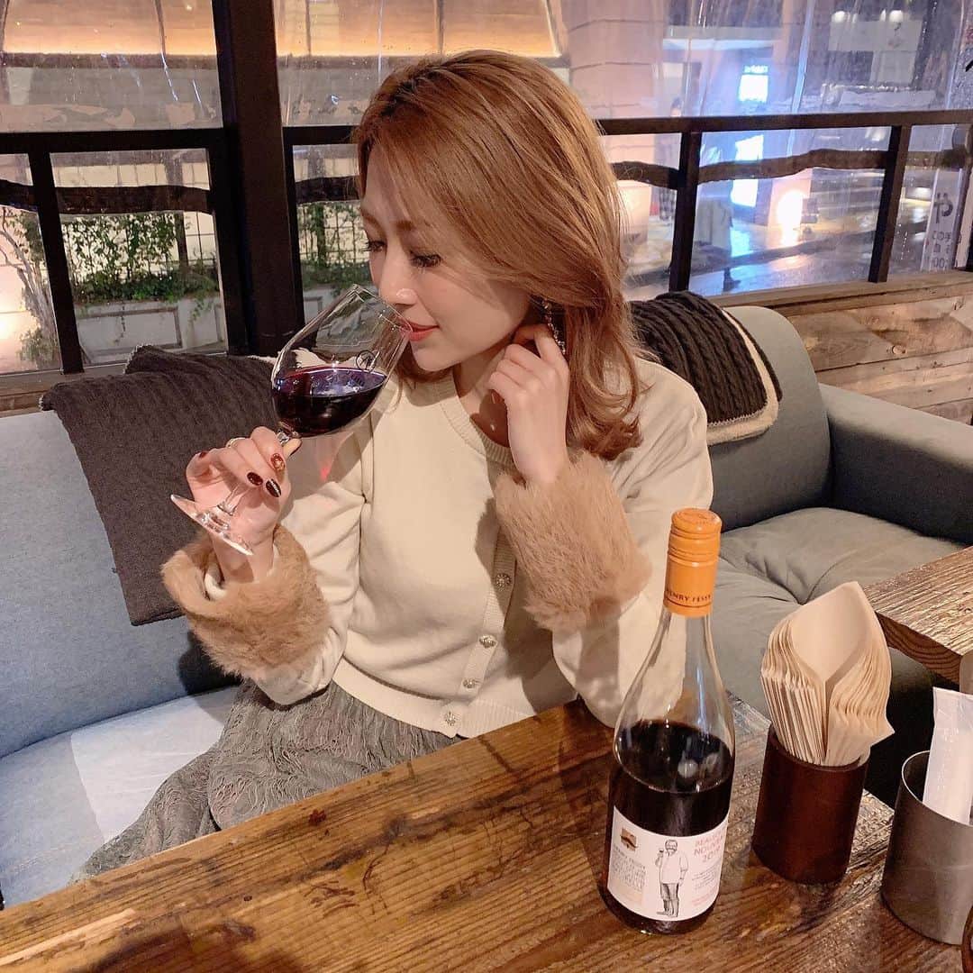 梅野舞さんのインスタグラム写真 - (梅野舞Instagram)「2019年の収穫を祝おう🍷 11.21解禁！ ということで @bistro_toricoya へ  アンリ・フェッシ[ヌーヴォ]  ラベルは創業者の孫であり、同じくワイン造りに人生をかけた二代目アンリ・フェッシ氏だそう♬  丁寧に醸造されたワインは新鮮さの中にもスッキリとした深い味わい〜〜 店内は居心地もよく💕 お料理も美味しい♬  外は雨だけど店内はポカポカ😍💕 ご機嫌♬  皆さんも飲みましょう🍷  #ボジョレーヌーボー #アンリフェッシ #ボジョレンジャー #ボジョレーヌ #令和始ボジョレー #pr #スッキリ#深い味わい#instagramjapan #instagram」11月22日 18時40分 - mai.umeno