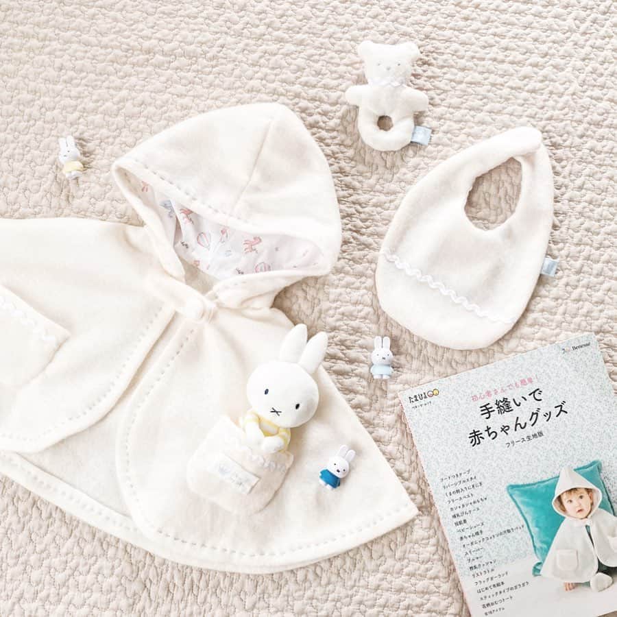 Unoさんのインスタグラム写真 Unoinstagram 手縫いで赤ちゃんグッズ という手芸キットで ケープとスタイ ラトルを作りました スタイとラトルはリバーシブルです ふかふかのフェルト生地が気持ちいい ㅤㅤㅤㅤㅤㅤㅤㅤㅤㅤㅤㅤㅤ お裁縫は苦手で家庭科の成績