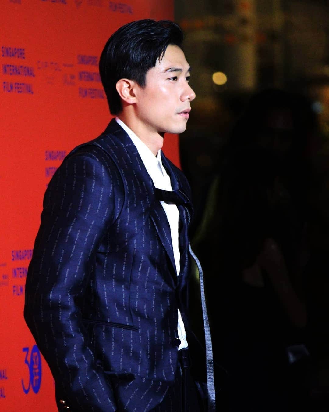 デスモンド・タンのインスタグラム：「'Wet Season' by Anthony Chen is probably the best film I've watched this year. The storytelling and performances are astonishing! This local film is a MUST-WATCH! Watch it during this opening weekend. You'll love it, trust me! 太有诚意的作品了! 大力推荐! 表演，故事和导演表达能力超妙的! 雁雁姐的表演太强了! 希望大家明天在金马奖会有很好的成绩!  What made the night perfect was to catch this great film with a bunch of fun people! Thank you @sgiffest for having us at the premiere!  #wetseasonfilm #热带雨  Special Thanks: Styling: @ojnjenine Outfit: @louisvuitton」