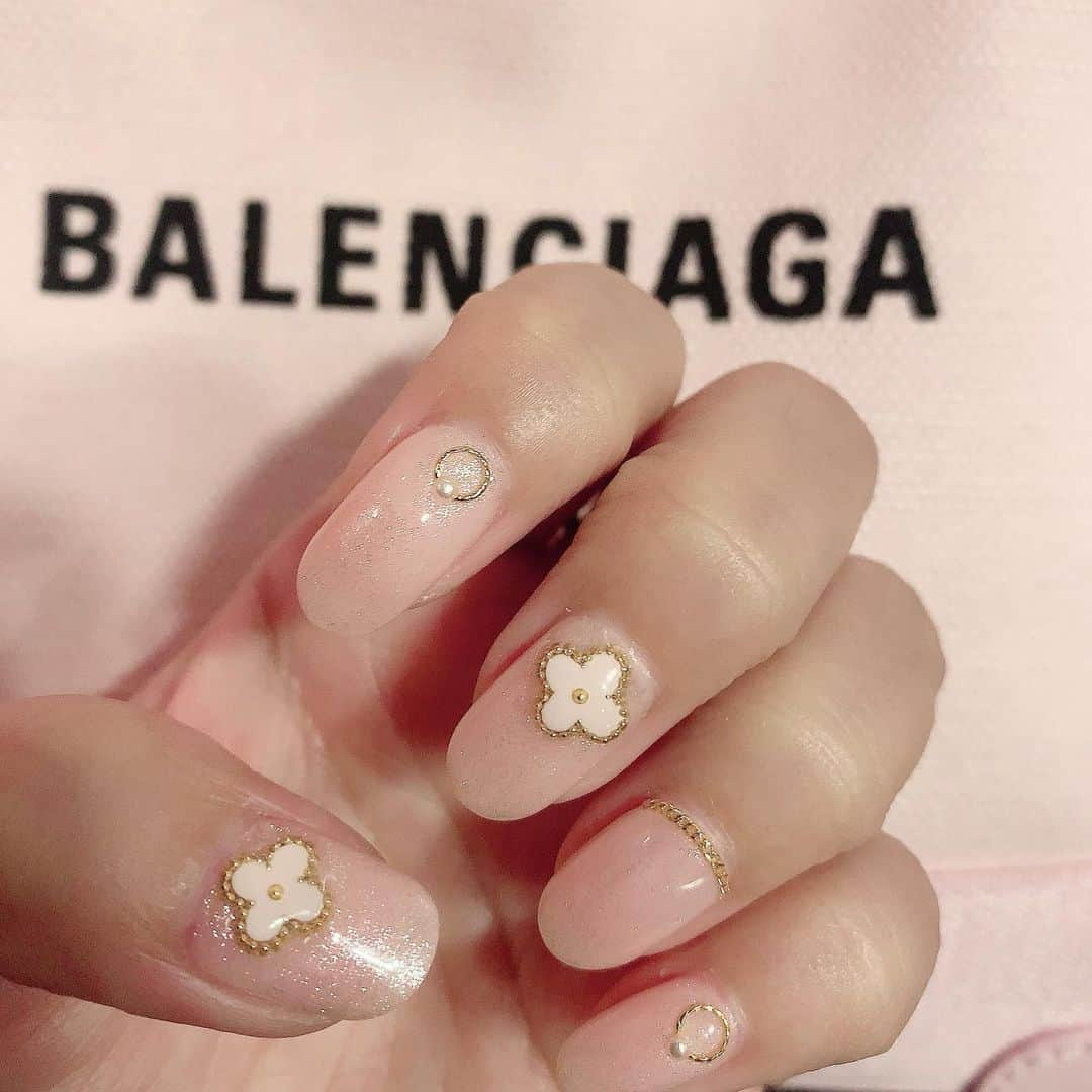 SPARAさんのインスタグラム写真 - (SPARAInstagram)「RiM NAIL @maya_nailist でネイルチェンジ♡♡♡ 淡いピンクにパール系のラメをベースにアルハンブラのパーツやゴールドのスタッズやチェーンをon♡ 可愛くてお気に入りです♡  #RiMNAIL#リムネイル#浜松ネイルサロン#ネイルサロン#アルハンブラネイル」11月22日 18時55分 - spara_aco