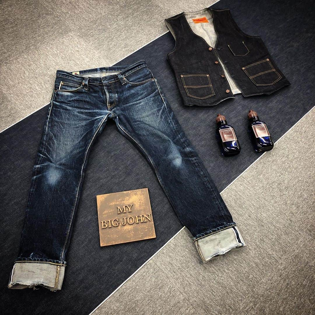 BIG JOHNさんのインスタグラム写真 - (BIG JOHNInstagram)「スタッフ👖onishi👖 23オンスジーンズ【M106G】 23オンスベスト【MT602】 穿き込みレポート👖 ジーンズ 9th湯洗い後37日👖 計421日着用👖 ベスト リジット14日着用👖 児島ジーンズストリート、ビッグジョン児島本店、大阪市南船場、ビッグジョン大阪店、祐天寺駅 西口2、ビッグジョン東京店、BIGJOHN ONLINE SHOPで好評発売中👖 @bigjohnshop @bigjohntokyo @bigjohnosaka #bigjohn #bigjohnjeans #jeans #denim #23oz #japan #okayama #kurashiki #kojima #kojima-jeans-street #jeans-street #coordinate #outfit #mystyle #denimcode #nanocolloid #nano #toughjeans #tough #selvedgejeans #selvedge #tax-freeshop #tax-free #denim-street #kurashiki-denim-street  #setouchi #ootd」11月22日 19時07分 - bigjohnjeans