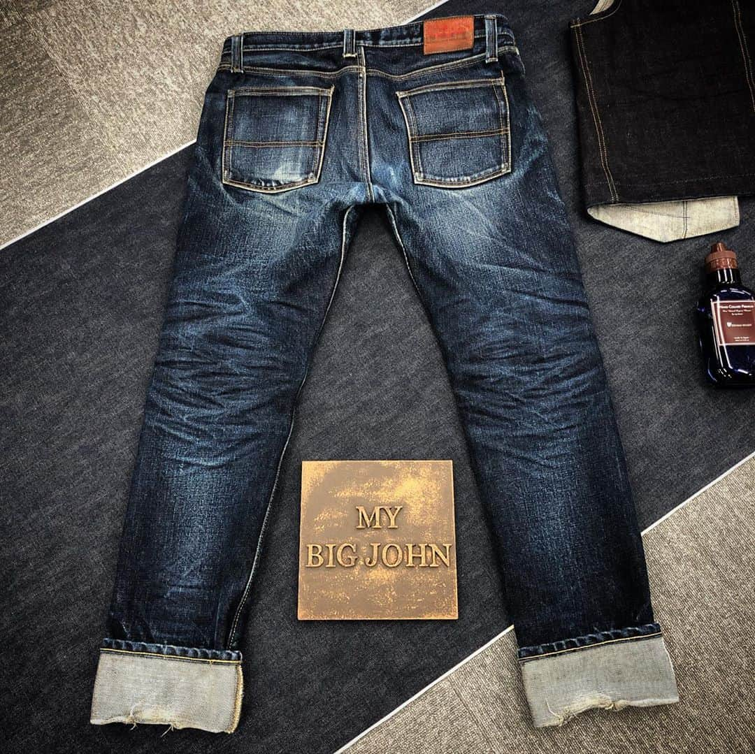 BIG JOHNさんのインスタグラム写真 - (BIG JOHNInstagram)「スタッフ👖onishi👖 23オンスジーンズ【M106G】 23オンスベスト【MT602】 穿き込みレポート👖 ジーンズ 9th湯洗い後37日👖 計421日着用👖 ベスト リジット14日着用👖 児島ジーンズストリート、ビッグジョン児島本店、大阪市南船場、ビッグジョン大阪店、祐天寺駅 西口2、ビッグジョン東京店、BIGJOHN ONLINE SHOPで好評発売中👖 @bigjohnshop @bigjohntokyo @bigjohnosaka #bigjohn #bigjohnjeans #jeans #denim #23oz #japan #okayama #kurashiki #kojima #kojima-jeans-street #jeans-street #coordinate #outfit #mystyle #denimcode #nanocolloid #nano #toughjeans #tough #selvedgejeans #selvedge #tax-freeshop #tax-free #denim-street #kurashiki-denim-street  #setouchi #ootd」11月22日 19時07分 - bigjohnjeans