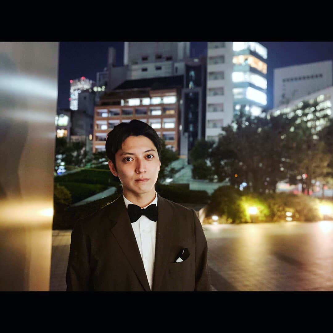 のインスタグラム：「昨晩はGQ Men of year 2019のパーティへ。 素敵なパーティへのご招待ありがとうございます @gqjapan !!! パーティ用のスーツと蝶ネクタイは#tomorrowland のもの。 Thank you @keiichiro_kawabe !!! #MOTYJP #gqjapan  #tomorrowland #tomorrowland_jp  #portraitphotography  #party #cocktail  Photo by Minoru.」