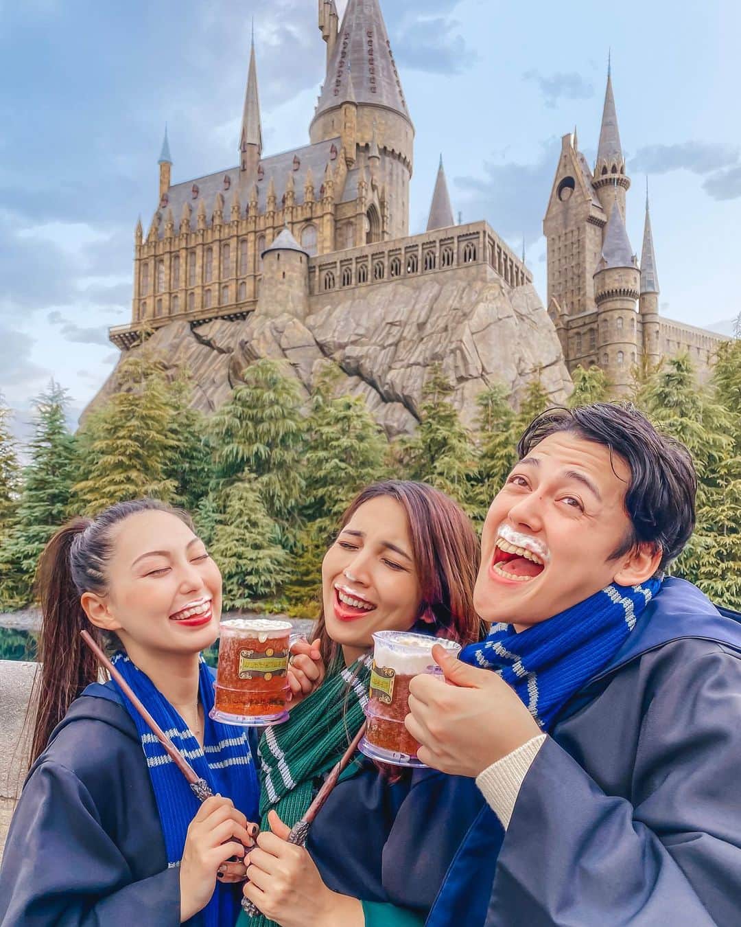 のインスタグラム：「バタービール美味しいぃい🤤🍻♥️！ ユニバに来たときは必ず飲む大好物🥺🥺. . ゆーまろ @yumarow はすぐ飲み終わっちゃったから、 魔法で増やしてあげたよ🧙‍♀️🍺🤣🤣(2枚目動画👉) . せっかくなので変身して、 ホグワーツの生徒になりきって沢山遊びました🤣🤣！！ 魔法体験も難しかったけど、出来たときはとっても感動でした🥺♥️♥️♥️. (3枚目動画も是非見て！) . ローブ以外にもユニバには色んなキャラクターがいるから、色んなグッズを身につけて遊んだよ♬. 友達みんなとお揃いなの可愛くてテンションも上がりました🤣🤣！ . 夜は11/13に新しくオープンしたリーベルホテル アット ユニバーサル・スタジオ・ジャパンにお泊まり🌜. とってもキレイで、温泉もあってゆっくり過ごせました〜！ お部屋でびっくりしたのがタッチパネル👀！！電気やアラーム、エアコンなどなど全部このタッチパネルで操作出来て感動！！ 夜はユニバで撮った写真を見て、アンジー　@angellagiustini とずーっと余韻に浸ってました💭. . 朝は海が見えるブリックサイドでビュッフェ🤤！！種類も沢山あったので、沢山沢山食べてしまいました♥️. お外も散歩したけど、キレイだったな〜 . . まだまだ写真があるので、また投稿します🖋♡. . @universal_studios_japan  #usj #ユニバ #大阪 #pr #ユニバーサルスタジオジャパン #ユニバーサルスタジオ #ハリーポッター #バタービール #魔法 #ホグワーツ #リーベルホテル #朝ごはん #ビュッフェ #海が見えるレストラン #オフィシャルホテル #クリスタルクリスマス」