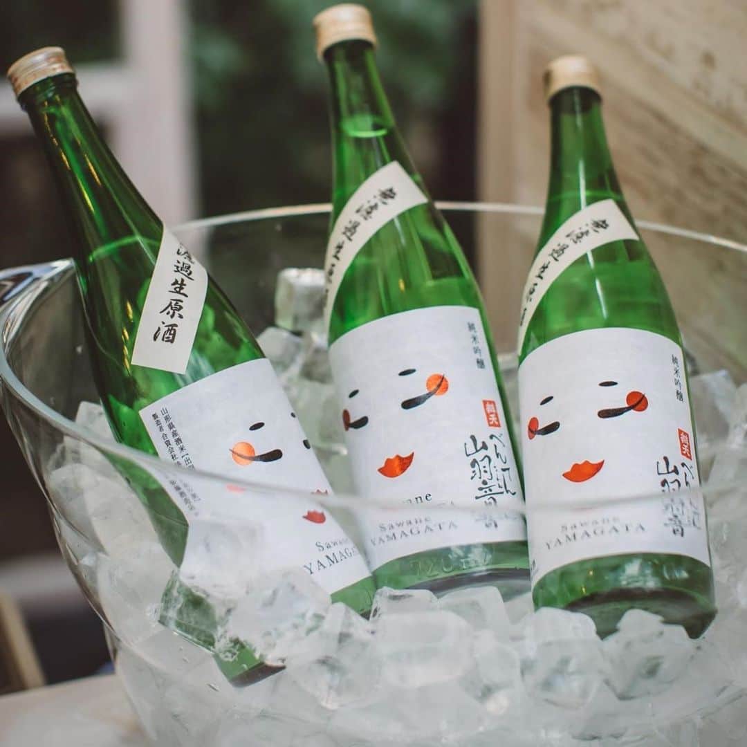 ANNIVERSAIRE アニヴェルセル 公式さんのインスタグラム写真 - (ANNIVERSAIRE アニヴェルセル 公式Instagram)「*﻿ 『故郷の日本酒でゲストをおもてなし💗』﻿ *﻿ ふるさとで作られた美味しい日本酒。﻿ ぜひ、お越しいただいたゲストにも飲んでほしい✨﻿ *﻿ そんな思いを持ったご新郎様ご新婦様が多くいらっしゃいます。﻿ *﻿ ビールや、ワイン、そして、甘いカクテルなどが多くふるまわれる中で、キリっとした日本酒を氷でキンキンに冷やし、おふたり自らがお酌をしながらのテーブルラウンド💗﻿ *﻿ 「今日はお越しいただき本当にありがとうございます✨」﻿ 「私の故郷の土地で作られた美味しい日本酒、たくさん飲んでくださいね」﻿ *﻿ そんな言葉をゲストにかけながら、一緒にお写真撮影📷﻿ そんな演出も素敵ですね✨﻿ *﻿ ご親族様からご友人の皆様まで、皆さんに喜ばれる日本酒でのおもてなし💗﻿ *﻿ ゲストの笑顔を考えながら、ぜひ、ご自身のパーティに取り入れてみてはいかがでしょうか。﻿ *﻿ *﻿ *﻿ このお写真の続きは、25日に投稿します♡﻿ 次回はフォトジェニックな前撮り写真のご紹介です✨﻿ *﻿ *﻿ *﻿ Thank You!! 10,900 Followers!!﻿ *﻿ *﻿ ＼結婚式のお写真を募集中／﻿ *﻿ アニスタグラムに参加してプレゼントを貰おう🎁！﻿ *﻿ 参加には下記の①〜③ を付けてお写真を投稿してください💕﻿ 詳細はハイライトの『アニスタグラム』でもチェックできます✨﻿ *﻿ ① #アニスタグラム﻿ ② @anniversaire_official﻿ ③今月のテーマハッシュタグ﻿ #anista_bigday﻿ #anista_autumn﻿ #anista_shoes﻿ *﻿ *﻿ みなさまのお写真を楽しみにしております˚✧˳✧༚﻿ *﻿ *﻿ *﻿ #アニ嫁 #アニヴェルセル #おしゃれ花嫁 #anniversaire #アニヴェルセル表参道 #オリジナルウェディング #ウェルカムアイテム #結婚準備  #おしゃれなウェルカムスペース #ウェディングフォト#オリジナルアイテム #結婚式レポ #ウェディングアイテム #プレプレ花嫁  #アットホームウェディング #ゲスト参加型 #東京プレ花嫁 #プレ花嫁デビュー #marry花嫁 #表参道花嫁 #2020春婚 #アニカメ #marryxoxo #weddingnews #anista_goods﻿ #大人婚﻿」11月22日 19時10分 - anniversaire_official