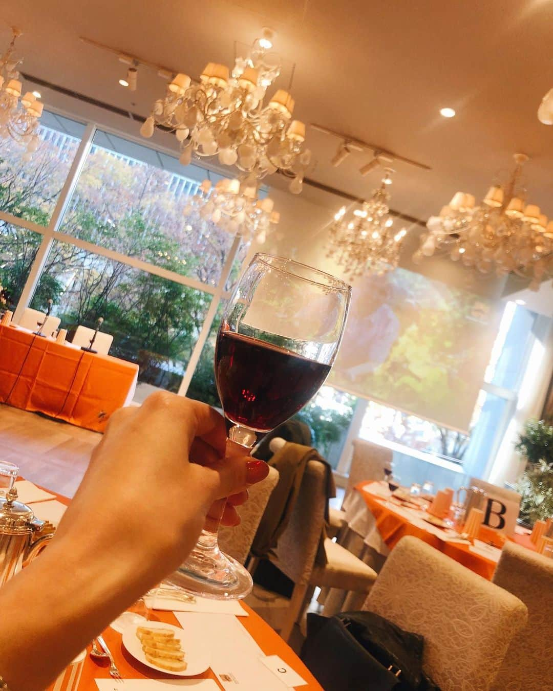 冨張愛さんのインスタグラム写真 - (冨張愛Instagram)「今年もこの季節が...🍷♡ ボジョレーヌーボー解禁☺︎ 昨日は 約130年の歴史を持つアンリ・フェッシ社の美味しいワインをテイスティングしながら お酒に合うお料理を頂いて至福の時でした💋 お土産に頂いたワイン、お家でゆっくり飲もうと思ってます💭 今年のボジョレーも皆で楽しみましょう〜✨ * #instagood #party #partycoordinate #ootd #outfit #pr #ボジョレーヌーボー #アンリフェッシ #アンリフェッシ2019 #ボジョレンジャー #ボジョレーヌ #ストリングス表参道 #ワイン #ワイン好き #パーティ #コーデ #ワンピース #🍷 #🇫🇷」11月22日 19時12分 - megumitomihari