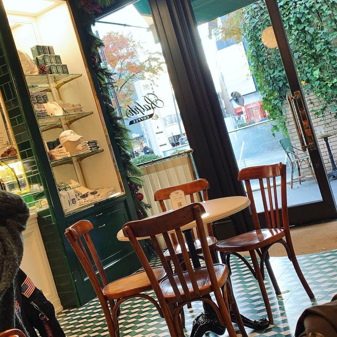 榎本温子さんのインスタグラム写真 - (榎本温子Instagram)「カフェあるって知らなかった😳落ち着いたグリーンの店内は居心地よかった。珍しい色味。カフェラテももちろん美味しかったです✨ #表参道カフェ #omotesandocafe #tokyocafe #instacafe #cafestagram」11月22日 19時14分 - atsuko_bewe