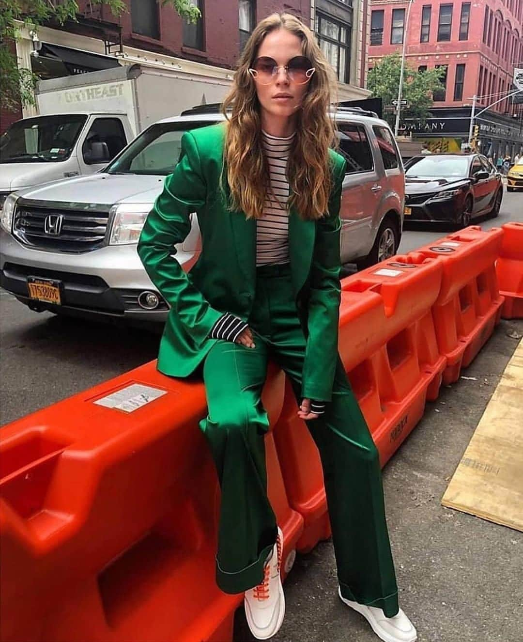 ハウスオブホランドさんのインスタグラム写真 - (ハウスオブホランドInstagram)「💚New York, these streets will make you feel brand new! And if that fails to work, this suit definitely will. #houseofholland #newin @breckleighgambill」11月22日 19時18分 - houseofholland