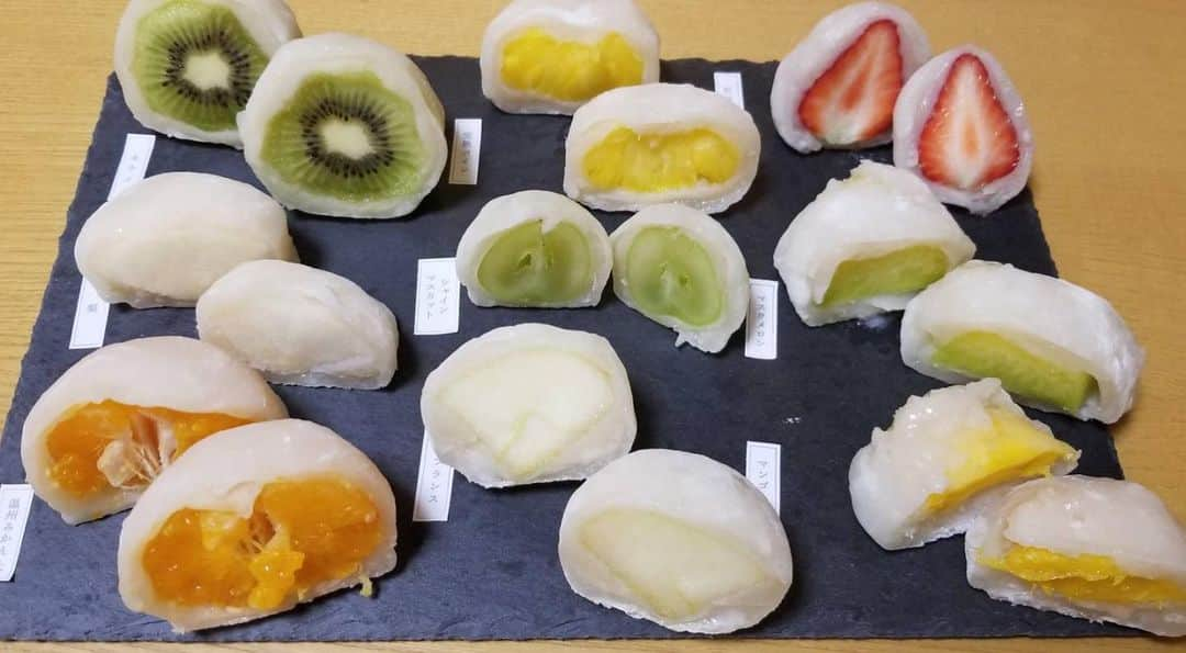 高田真希さんのインスタグラム写真 - (高田真希Instagram)「@benzaiten.daifuku さんの フルーツ大福🍐🍊🍓🍇🍍🍈🥝 美味しかった😋 中に入ってるフルーツも新鮮でジューシーで美味しかった😋 #名古屋#覚王山#フルーツ大福 #弁才天 #プリンも美味しかった #1人で食べてないよ😏 #でも食べれると思う #食べるの大好きアスリート」11月22日 19時19分 - maki_takada