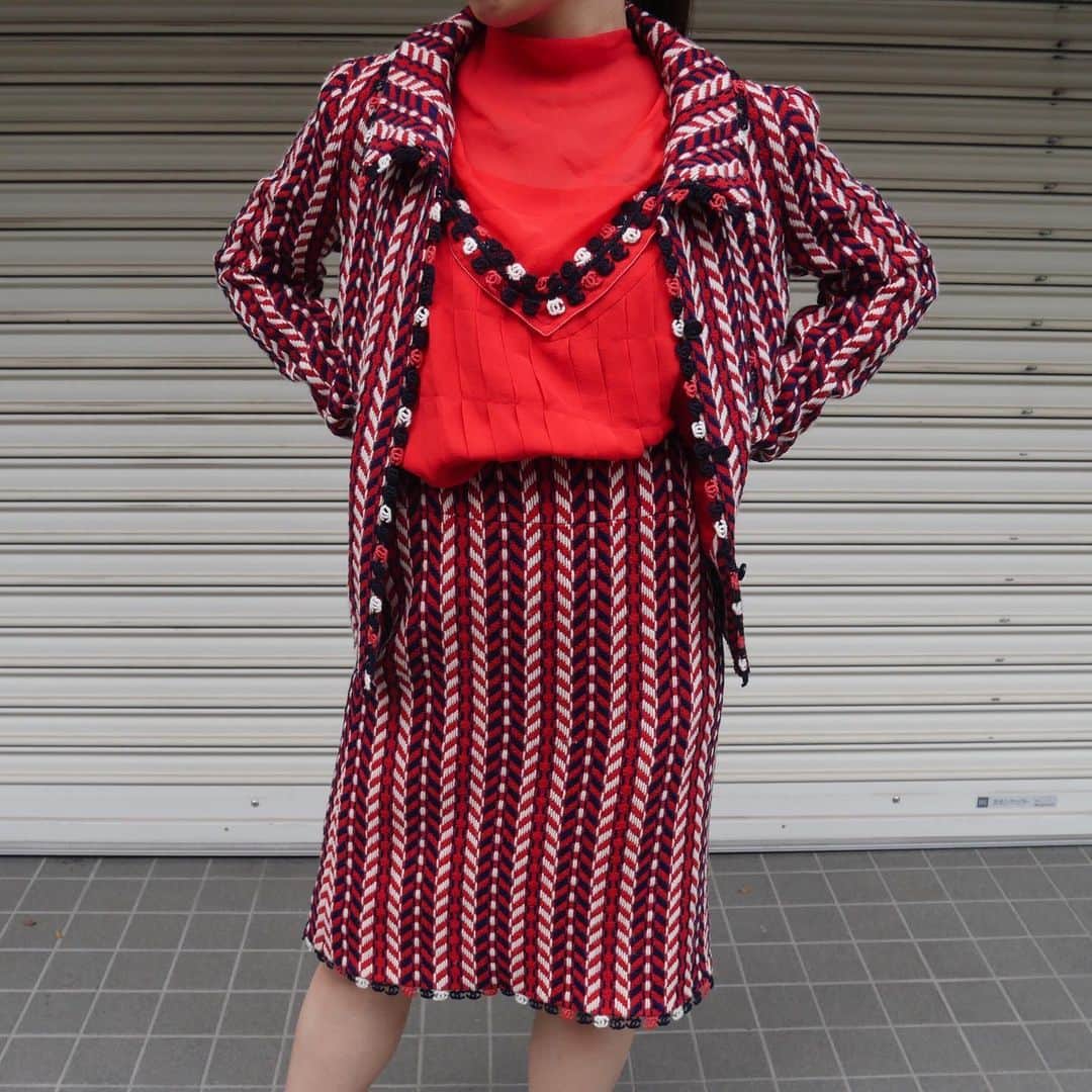 Vintage Brand Boutique AMOREさんのインスタグラム写真 - (Vintage Brand Boutique AMOREInstagram)「Sold out 📌📌 Rare find ++ Vintage Chanel jacket, sleeveless blouse and skirt 3 pieces set. Size 36 ▶︎Free Shipping Worldwide✈️ ≫≫≫ DM for more information 📩 info@amorevintagetokyo.com #AMOREvintage #AMORETOKYO #tokyo #Omotesando #Aoyama #harajuku #vintage #vintageshop #ヴィンテージ #ヴィンテージショップ #アモーレ #アモーレトーキョー #表参道 #青山 #原宿#東京 #chanel #chanelvintage #vintagechanel #ヴィンテージ #シャネル #ヴィンテージシャネル #amorewardrobe #アモーレワードローブ」11月22日 19時20分 - amore_tokyo