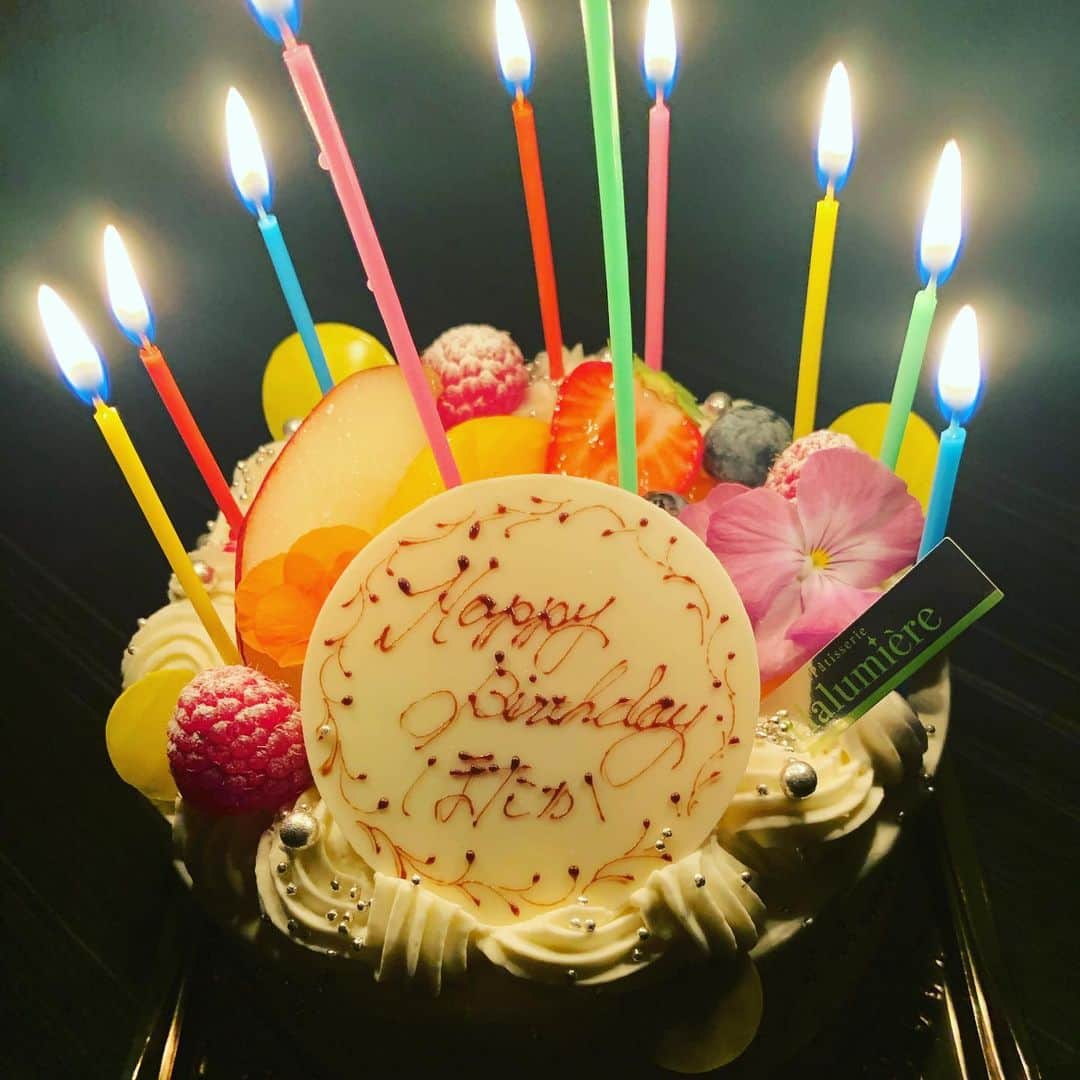 さんのインスタグラム写真 - (Instagram)「少し早いけど誕生日ですー！明日ですー！ ２８歳なりました^_^ これからもよろしくお願いします🤣」11月22日 19時21分 - hotamyon3