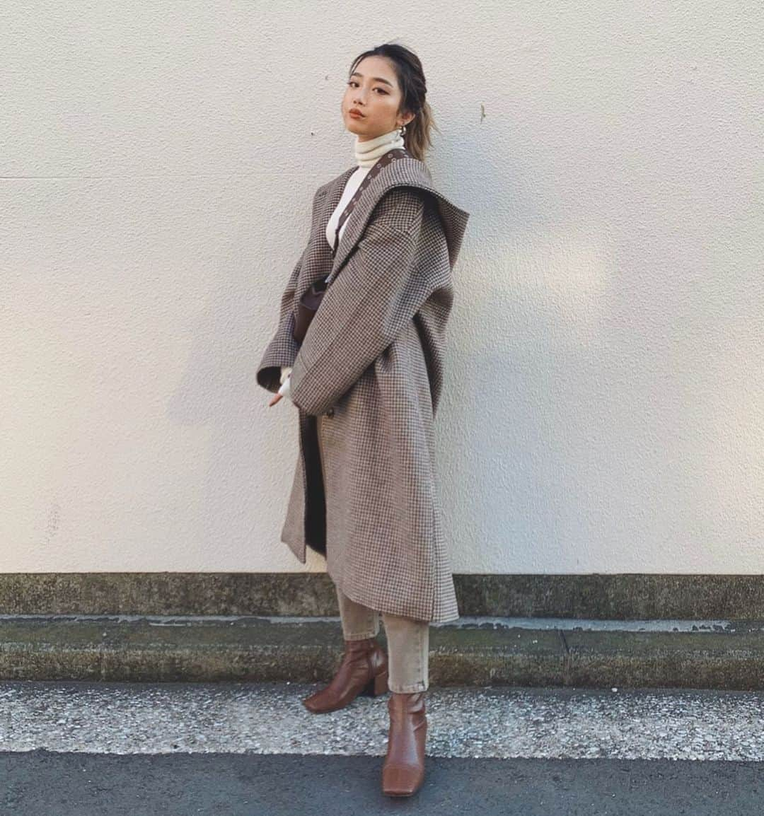 yuikoさんのインスタグラム写真 - (yuikoInstagram)「急に真冬みたいな気温☃️check long coatをおろしました🥳 とっても可愛くできた自信作！ウール混で防寒も◎大きめのフード付きだからカチっとしすぎないでカジュアルに着れるよ🥳 @flugge_official  #flugge#flugge_official」11月22日 19時24分 - _yuiko__