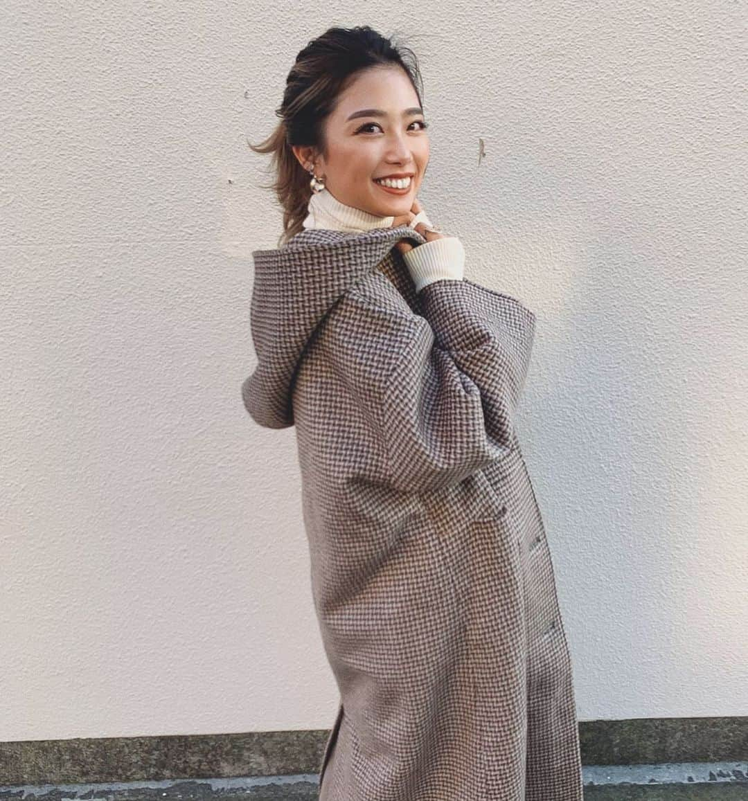 yuikoさんのインスタグラム写真 - (yuikoInstagram)「急に真冬みたいな気温☃️check long coatをおろしました🥳 とっても可愛くできた自信作！ウール混で防寒も◎大きめのフード付きだからカチっとしすぎないでカジュアルに着れるよ🥳 @flugge_official  #flugge#flugge_official」11月22日 19時24分 - _yuiko__