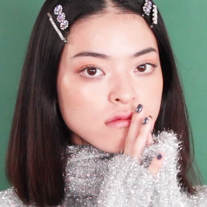 のインスタグラム：「自然派コスメで、しっかりメイク🌿💄毎日するメイクだからこそ、肌にも環境にも優しいアイテムでサステイナブルに楽しもう✨ 人気ヘアメイクアップアーティスト @annashimazaki.com77 がメイクレシピをレクチャー！ @rmsbeautyjapan @mmmcosmetics_official @celvoke.jp @osaji__ #anelianatural @toonecosmetics @antipodesskincare を使ったチュートリアル動画は、プロフィールのリンクからチェックして✔️ #getthelook #getthelookwithanna #メイクチュートリアル #tutorialmakeup #voguegirl」
