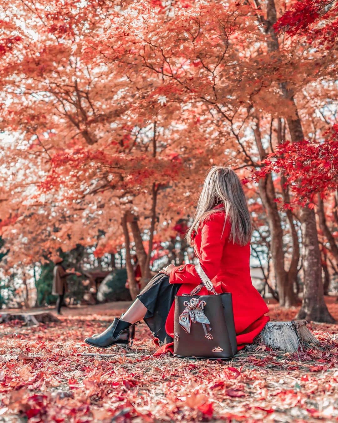 のインスタグラム：「Little story behind my favorite autumn bag, the brown bucket bag  So one day pas aku pulang ke Jakarta aku janjian dinner dengan @jeje.bell , mau kopdar pertama kali karena engga pernah ketemuan dan mumpung lagi di Indonesia. Pas datang, mataku terpana ke tasnya yang dia pakai. Wah bagus ya ternyata bucket bag begitu. Dan cuman lihat sekilas aku kira itu LV 😂  Kemudian setelah pulang ke Jepang, ditawarin untuk ambil tas @jims_honey dipakai di Jepang. Dan dari salah satu model yang dikasih, keluar si model brown bucket bag yang aku pengenin dan langsung aku tereak “LOH itu @jims_honey ?? Bukan LV??” Si Jeje hanya tertawa “lah aku jualan tas kok pakai tas merk lain”. Akhirnya sampailah tasnya di Jepang dan aku bawa jalan2 keliling utara Jepang. Kuat, muat banyak, shapenya cakep, dan ada aksen pin serta scarfnya gitu. Soooo prettyyyy. Dan yang jelas harganya sangat terjangkau 😭  Sampe pengen beli lagi satu buat stock takut yang ini rusak haha. Tapi akhirnya dibawa keliling2 sampai jadi my favorite, thank you @jims_honey」