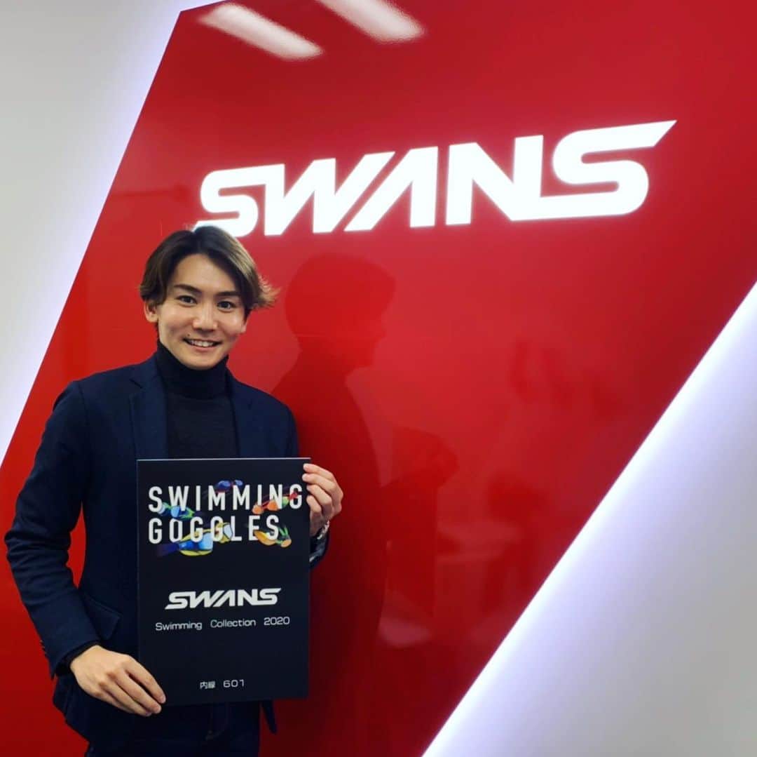 江原騎士のインスタグラム：「ゴーグルでお世話になっている SWANS さんの展示会に行ってきました！ 抵抗を減らすためにレンズにウェーブが入っていて変化に驚きました。 ゴーグルはモチベーションのひとつなので自分のお気に入りを着用すると気持ちが高まります！ #swans #swimming  #goggles #ポケモンケース」