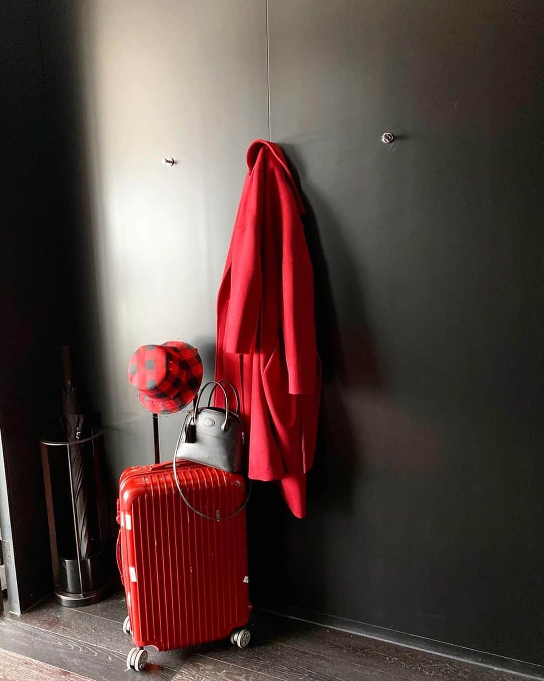 のインスタグラム：「SHANGHAI WARDROBE🇨🇳♥️ red coatが大活躍！ とても映えるわ。 SS20も赤ドレス作ってます。 赤ドレスは毎年必ず作るの。気分が高揚する色だから💋 . . #akikiinshanghai  #shanghai#上海 #毎日赤を身に纏うオンナ」