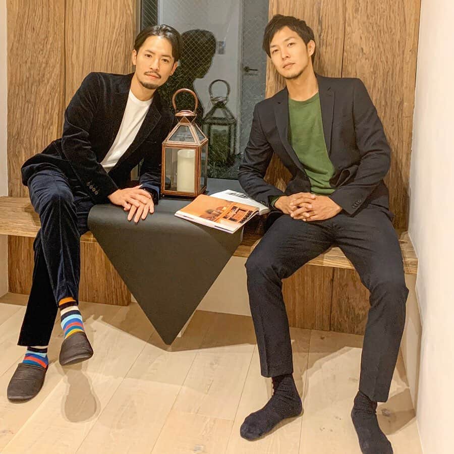 のインスタグラム：「半さんとのお仕事パート2 ✨  三栄建築設計さんのモデルルームを学生の皆さんと訪問。 将来住みたい理想の家について、素敵な内装を眺めながらみんなで議論を交わしました。  様々な意見が聞けておもしろかったです。  僕は元々一軒家派で今はマンションですが、やはり結婚したら、大きな一軒家に住みたいな思いましたね🤗  #バチェラー #バチェラー2 #bachelorjapan #バチェラージャパン #小柳津林太郎 #ghost  #アマゾンプライム #thebachelor #rinstagram #理想の家 #モデルルーム #おしゃれ部屋 #三栄建築設計 #テラスハウス #半田悠人 #🌹」