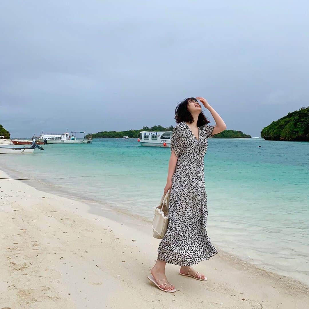 永井理子のインスタグラム：「雨も降ってて風も強くて天気は良くなかったけど 海が綺麗なのは変わらなかった🏝  #それにしても風強すぎ」