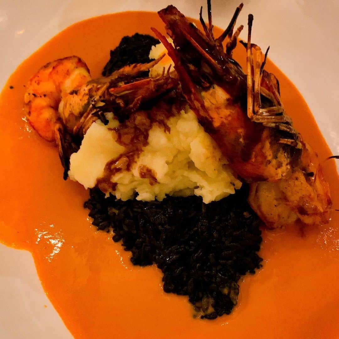 リジ のインスタグラム：「비스큐먹물리조또😋 육회 배.....음.......🤔」