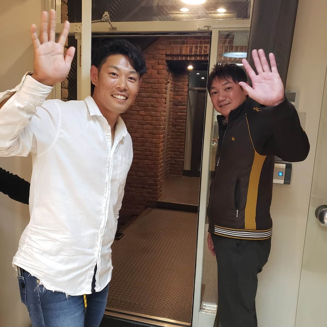 Office S.I.C 公式さんのインスタグラム写真 - (Office S.I.C 公式Instagram)「濱中×原口 SIC LIVE vol.2 ご視聴いただき、 ありがとうございました‼️ まだまだスタッフも使いこなせて いないですが、これから どんどんアップしていきまーす🎵  お楽しみにー🙋 LINE友だち検索｢@officesic｣🔍 http://nav.cx/mwbWy6L  友だち追加していただくと LINE LIVEスタートの通知が届きますよ😊  #LINE #LINELIVE #SIC #SICLIVE #友だち追加 #SICファミリー #野球解説者 #赤星憲広 #濱中治 #狩野恵輔 @keisuke_kanoh_official  #阪神 #阪神タイガース #福原忍 #藤本敦士 #俊介 #原口文仁 #グッチ #必死のグッチ #グッチランフェス #松田遼馬 #福岡ソフトバンクホークス #オリックス #Tー岡田 #オリックスバファローズ」11月22日 19時49分 - office_sic