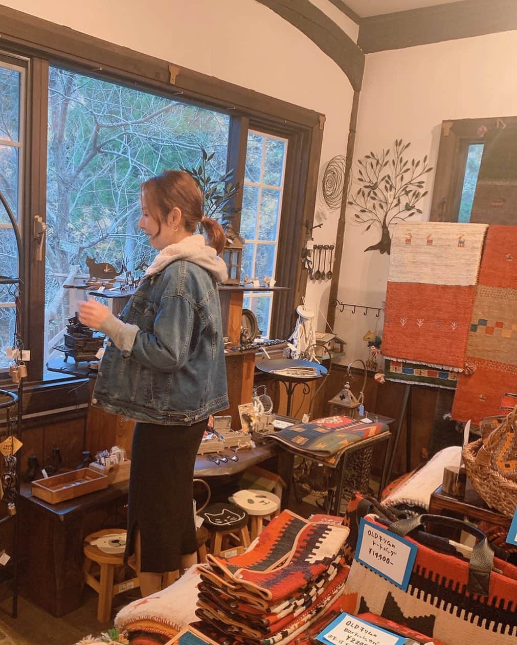 若林翔子のインスタグラム：「* * チャージロケ。  どこもかしこもオシャレなお店発見でございます😆❤️ 12/9放送ですん🥰  #雑貨屋　#オシャレカフェ　 #旬　#旬感さんぽ　#チャージ #癒し　#にゃんこもいる」