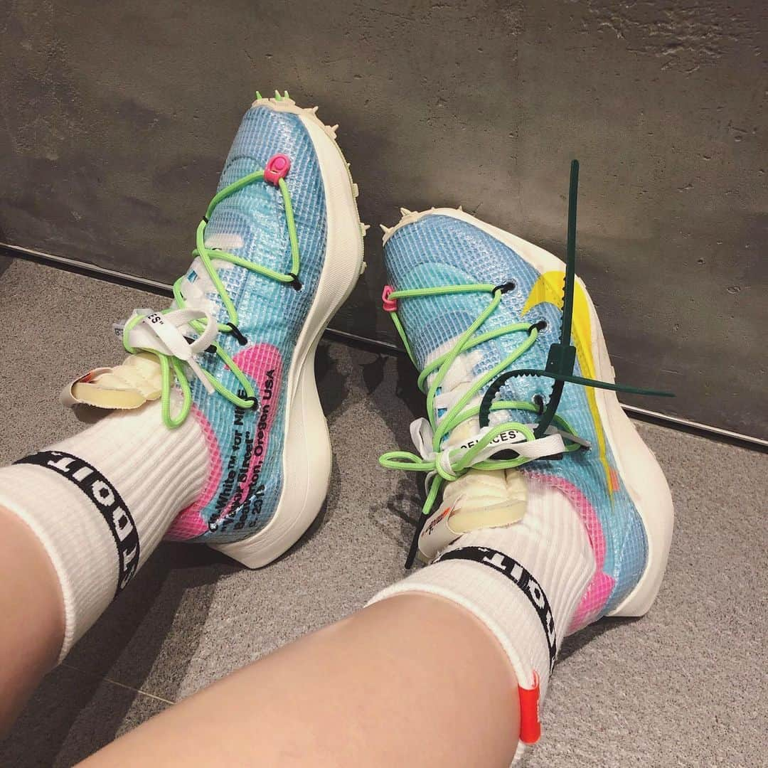 リー・ジャーインさんのインスタグラム写真 - (リー・ジャーインInstagram)「💕💙💛💚💕 謝謝😍NIKE✨ Off-White x Nike Vapor Street #offwhitenike」11月22日 19時50分 - junoohknow