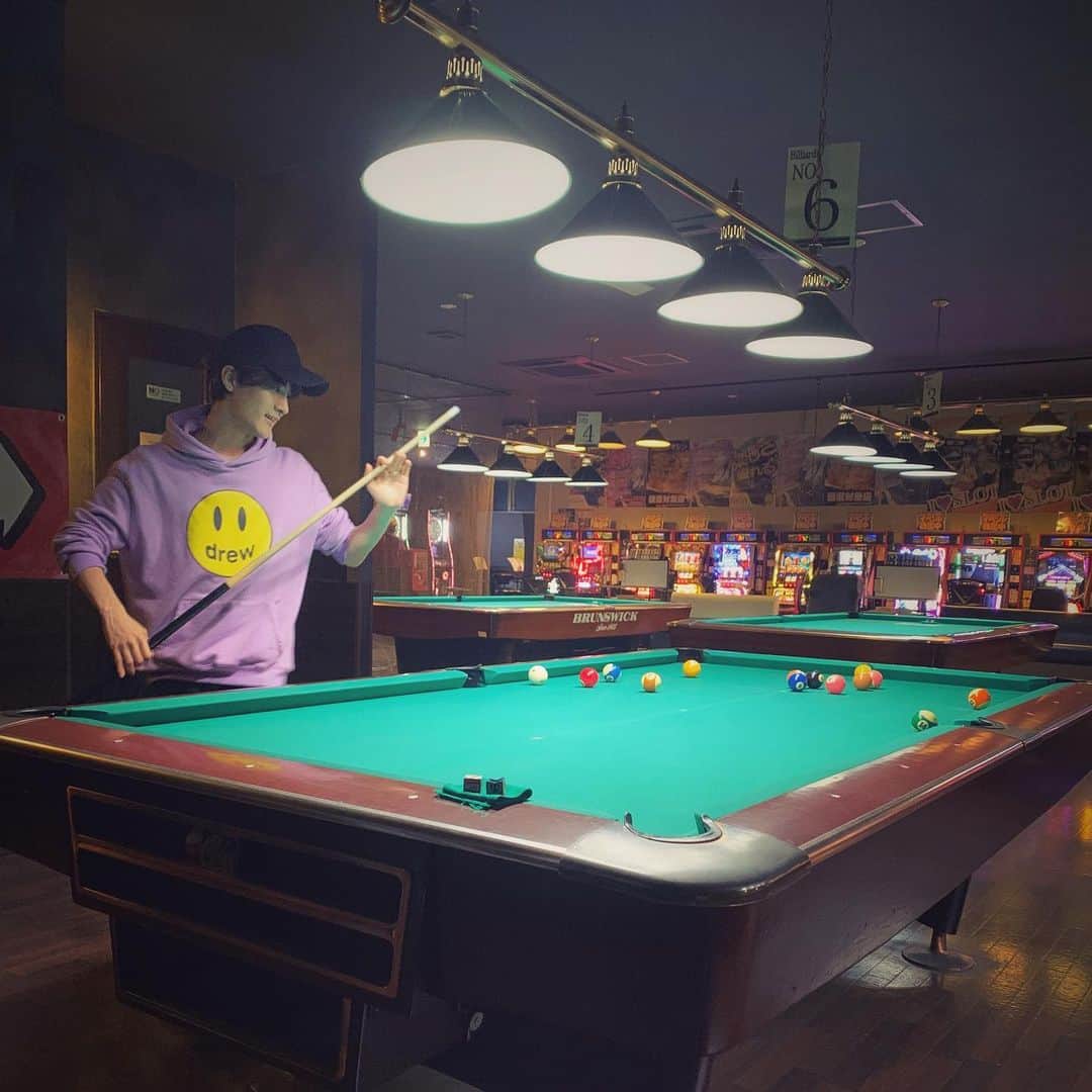 佐々木駿のインスタグラム：「ビリヤードビリヤード🎱 #drewhouse」
