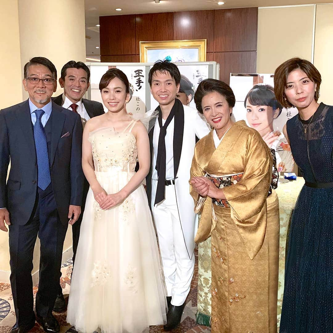 古村勇人さんのインスタグラム写真 - (古村勇人Instagram)「今年の『古村勇人ライブ＆ディナー2019』は、芝居仕立てにした朗読劇『雨晴伝説』とスペシャルライブが一体となったディナーショーを。杜このみさん、新藤栄作さん、宮地真緒さん、大橋吾郎さん、そして、池上季実子さんにまで出演して頂き、雨晴海岸の地名の由来となった義経伝説を舞台化できたことは、この上もない幸せでした。350名ものディナーショーに成長させて下さったふるさとの皆さん、本当に有難うございます！感謝の思いをパワーに変えて、古村勇人はこれからも「夢追い人」として歩み続けます！  #古村勇人 #杜このみ #新藤栄作 #宮地真緒 #大橋吾郎 #池上季実子 #ライブ #ディナー #芝居 #朗読劇 #雨晴伝説 #ディナーショー #雨晴海岸 #義経伝説 #義経岩 #源義経 #舞台 #ふるさと #感謝 #夢追い人 #演歌 #細川たかし #ホテルニューオータニ高岡 #ホテル #ニューオータニ高岡 #ホテルニューオータニ #高岡 #富山 #北陸」11月22日 20時00分 - hayato.furumura