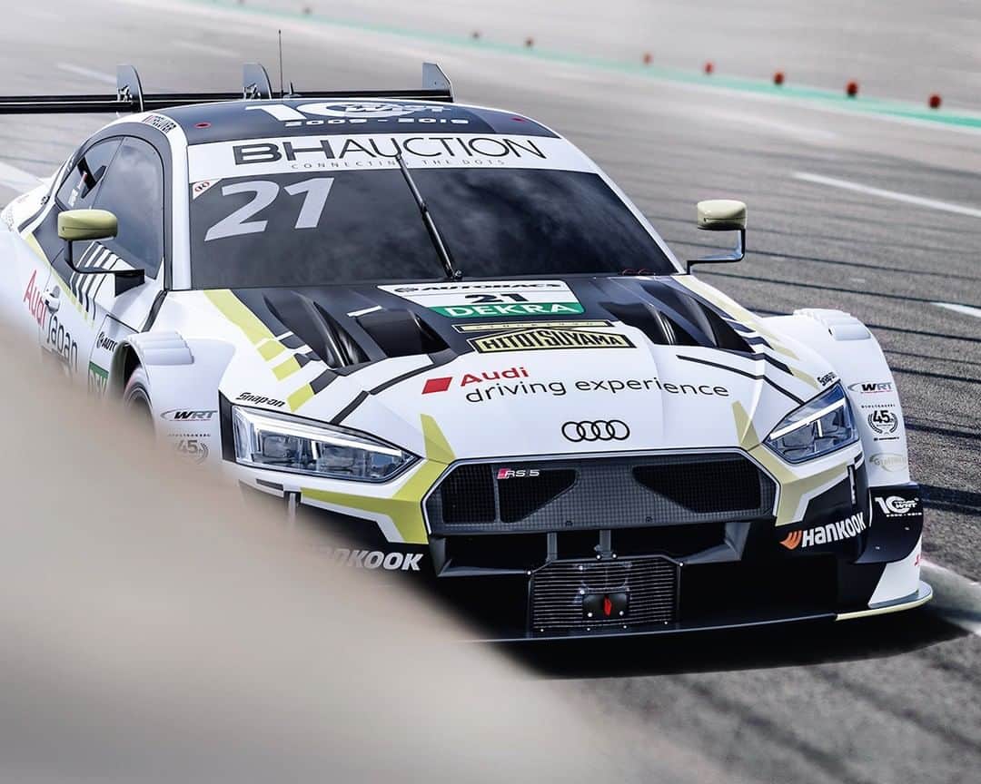 のインスタグラム：「ドイツツーリングカー選手権・DTMチャンピオンマシン、Audi RS 5 DTM。  カーボンファイバー製モノコックとスチール製ロールケージを組み合わせたボディに610hp以上の出力を誇る4気筒ターボエンジンを搭載。  最高時速は300kmにも及ぶ、「最もパワフルなAudi RS 5」です。  #Audi #RS5 #AudiRS5 #アウディRS5 #Audijapan #アウディ #DTM #SuperGT #AudiSport #富士スピードウェイ #fujispeedway #carwithoutlimits #carsofinstagram #Audiworld #Audigenic #motorsport #Sportcar #車好きな人と繋がりたい」