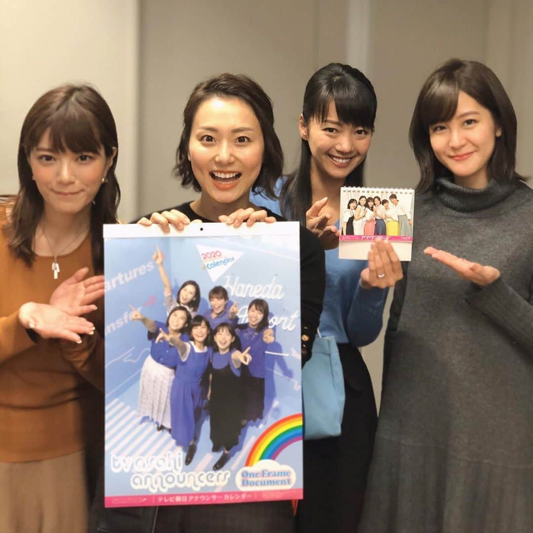 本間智恵さんのインスタグラム写真 - (本間智恵Instagram)「﻿ ﻿ いよいよ明日！﻿ 11月23日(土)、テレビ朝日アナウンサーカレンダーが先行発売されます。﻿ そして発売記念イベントも行います🤗﻿ テレビ朝日1Fアトリウム特設会場にて、﻿ ①11時〜　②13時〜　③15時〜　の全3回﻿ トークショー＆手渡し会で、それぞれ約1時間の予定です。﻿ ﻿ 出演するのは…﻿ 森アナ、久冨アナ、田中アナ、森川アナ、林美桜アナ、住田アナ、下村アナ、そしてわたくし本間🙋‍♀️﻿ ※誰かどの回に登場するかはお楽しみ﻿ ※急遽変更されることもあります🙇‍♀️﻿ ﻿ 当日テレアサショップでカレンダーをお買い上げいただくと、手渡し会にてアナウンサーが直接カレンダーをお渡しします☺️ご希望の回の引換券をお受け取りください！﻿ トークショーはどなたでも無料でご覧いただけます。﻿ ﻿ 残念ながら明日は雨予報ですが、雨・寒さ対策をして遊びに来てくださいね！﻿ ﻿ #テレビ朝日 #アナウンサー #テレビ朝日アナウンサー #カレンダー #アナウンサーカレンダー #アナカレ2020 #2020年カレンダー #トークショー #手渡し会」11月22日 19時53分 - chiehonma