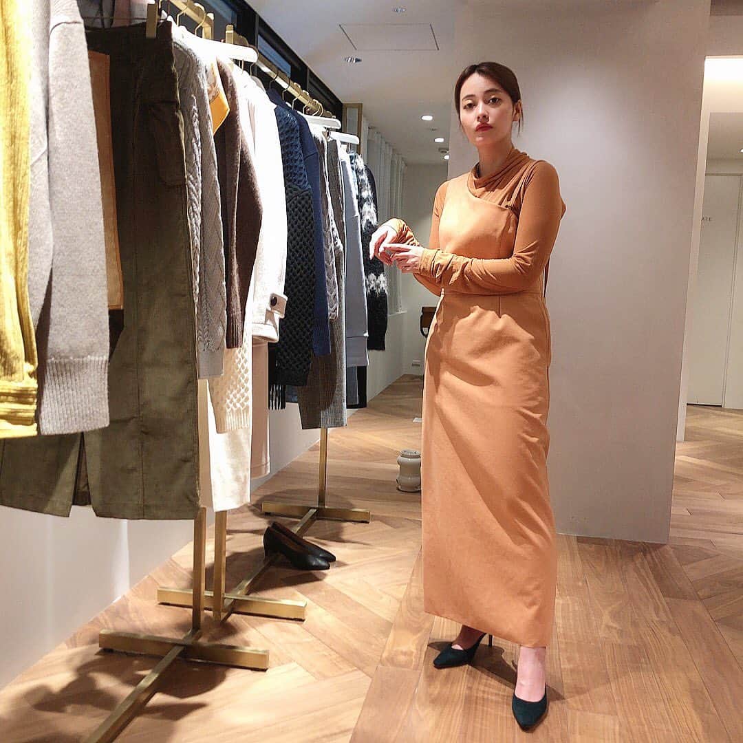 のインスタグラム：「【いまっぽアプリ】﻿ ﻿ ネット通販が大好きなので、なにより服に関してはとても慎重に調べたりして買います🥺﻿ インスタで着てる人調べたり👩🏽‍💻👩🏽‍💻﻿ ﻿ ﻿ でもでも！そんなものが簡単にできちゃうアプリがあったんです！﻿ すごく面白いアプリだったので紹介します！﻿ fitomってアプリなんだけど、着用画像がたくさんみれてそのままそこで買えちゃうの🙄﻿ ﻿ いつもの調べて、またサイトに戻って買うっていうのがぽーーんとひとつになったもの！﻿ すごくない？🙄﻿ 店舗に行かなくても、商品着用イメージが湧く🤤﻿ 体型フィルターってものもあって、自分の体型と近い人が着ているのを簡単に調べられて←ここめっちゃ大事よね！﻿ ﻿ しかも！しかも！﻿ fitomの特徴として、ただの調べられるだけではなく！﻿ 自分の試着フォトをアップすると"ポイント"が貯まって、それをお買い物に使えちゃうっていう！﻿ ﻿ とてもお得なアプリなのだ！！﻿ ﻿ ということで！今回私も挑戦してみたよ！﻿ よくお買い物にいく、ユナイテッドアローズ 青山 ウィメンズストアさんにfitom様からご招待いただいたので😚💕 ﻿ ちゃっかり、ポイント貯めちゃった🙈(何買おう😏💕﻿ ﻿ 私の試着フォトのところでもみれちゃうのでぜひ！チェックしてねー！﻿ @fitom_official #fitom #ユナイテッドアローズ #青山ウィメンズストア #コーデ #試着アプリ #PR」