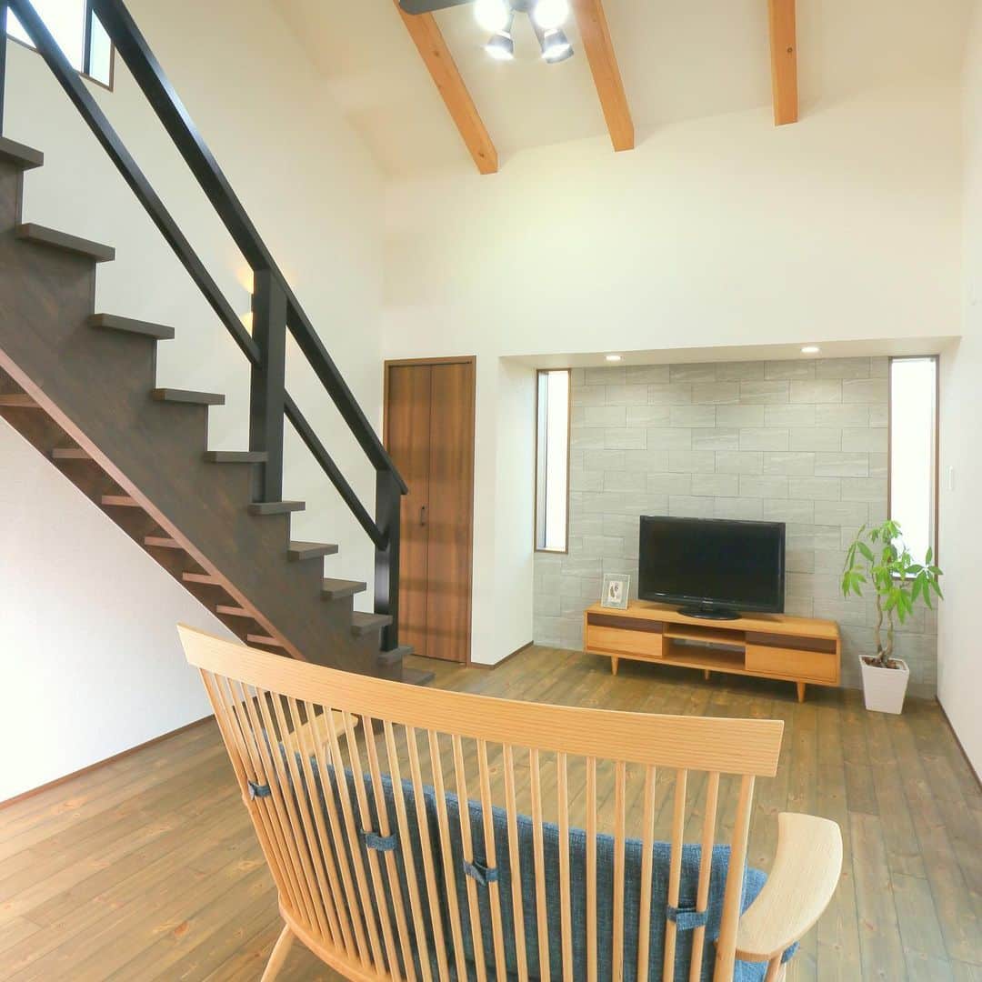 OKOCHI STYLE(香川県) さんのインスタグラム写真 - (OKOCHI STYLE(香川県) Instagram)「【open】小屋裏収納のある大屋根の家　−完成見学会開催−﻿ ﻿ 焼き板がアクセントになった、いつまでも飽きのこないカッコいい家。﻿ リビングは吹抜けで、開放感あるストリップ階段。 30坪でリビング+和室+主寝室+子供部屋(将来は2部屋に)+キッチン+バスルーム＋﻿パウダリールーム+ファミリークローゼットの間取り♪ オシャレで快適に過ごせる家を、ぜひご見学ください。﻿ ﻿ 日時:11/23(土)24(日) 10:00〜16:00﻿ 場所:丸亀市土器町西　※地図は大河内工務店HPをご覧ください。﻿ ﻿ ﻿ Instagramで紹介した写真は、下のプロフィールをご覧ください♪﻿ ーーーーーーーーー﻿ @okochi.komuten ﻿ ーーーーーーーーー﻿ ﻿ 資料請求専用インスタ始めました！﻿ 家づくりの資料請求はこちらから⬇️﻿ ーーーーーーーー﻿ @request_ok﻿ ーーーーーーーー﻿ ﻿ 街角リゾート木きん堂倶楽部のインスタもご覧ください(カフェ&ギャラリー情報)🌟﻿ ーーーーーーーーー﻿ @mokkindou.cafe ﻿ ーーーーーーーーー﻿ ﻿ 大河内工務店HPのURLはこちら⬇️﻿ https://www.okochi.co.jp﻿ ﻿ #完成見学会香川 #完成見学会 #外観 #外観おしゃれ #自然素材 #住宅 #木の家 #工務店 #30坪の家 #焼き板 #黒い家 #注文住宅 #香川の家 #新築 #一戸建て #注文住宅新築 #施工事例 #工務店だからつくれる家 #暮らしを楽しむ #家 #家づくり #おしゃれな家 #香川の工務店  #木きん堂 #香川県 #大河内工務店﻿」11月22日 19時55分 - okochi.komuten