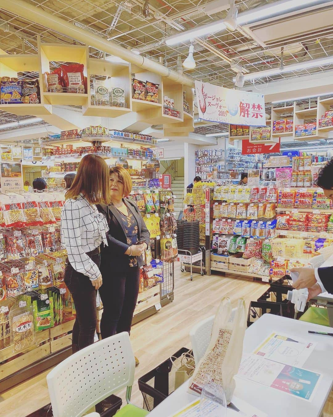 Gabrielaさんのインスタグラム写真 - (GabrielaInstagram)「ビックカメラ新宿西口店で行われた ボージョレヌーヴォーの解禁イベントに参加して来ました💕 ビックカメラは家電だけではなく、沢山の種類のお酒やを取り扱っています👏 ブリジット　プッツさんからワインの飲み方や相性の良いおつまみについて聞けて、楽しい時間を過ごしました😊 @biccamera_official . . . . #PR #ビックカメラ #biccamera #ビックカメラ新宿西口 #ボージョレヌーヴォー #ボージョレ解禁 #試飲 #withbic」11月22日 19時56分 - rkgabriela