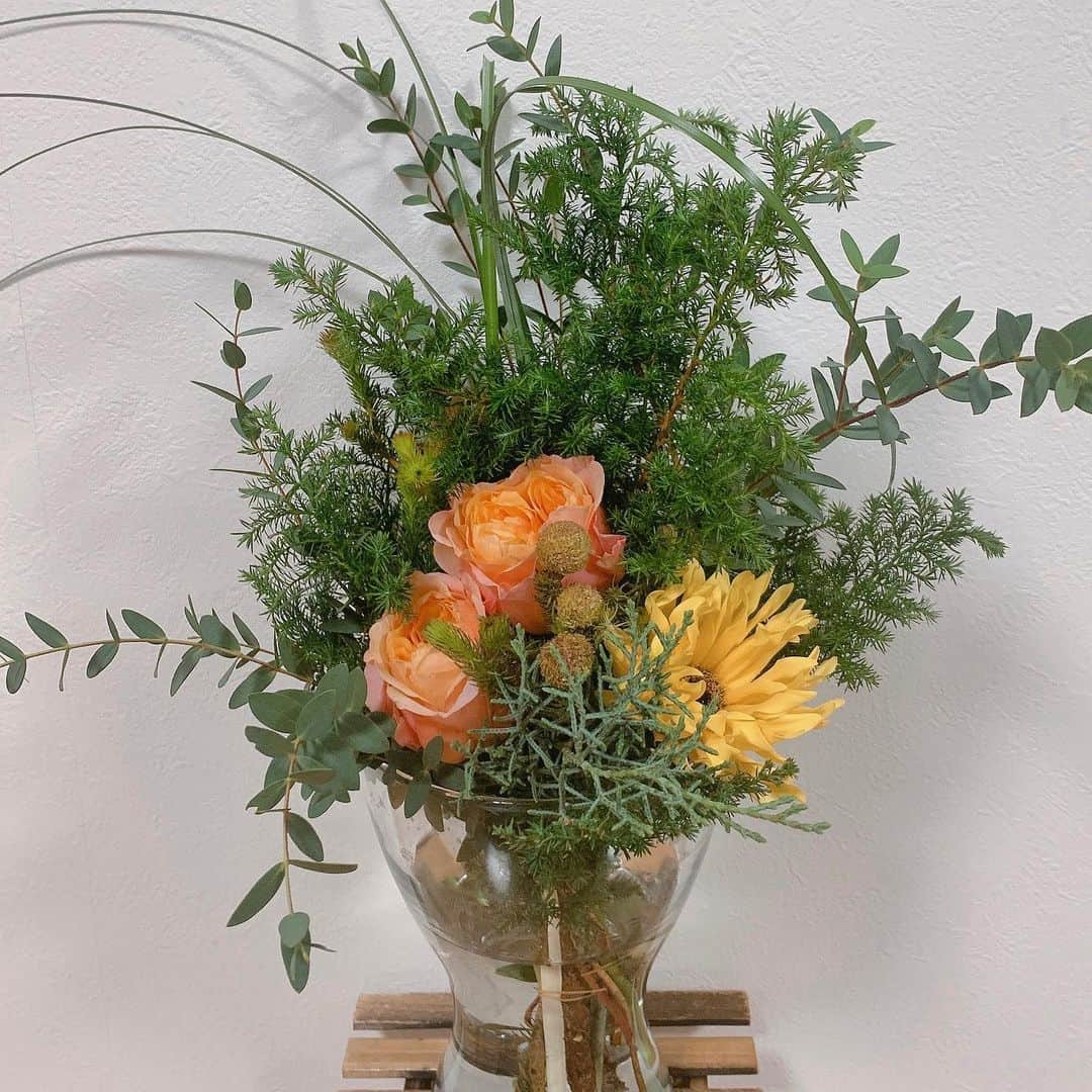奥仲麻琴さんのインスタグラム写真 - (奥仲麻琴Instagram)「. 頂いたお花ってうれしい💐 グリーンが多いとお花の色が際立つしシンプルで可愛いなぁ。わたしもお花屋さんいくときはグリーンを多めにお願いしてみよう☺︎ .  #お花のある暮らし #母の影響で #わたしも #お花好き」11月22日 19時58分 - okunaka_makoto