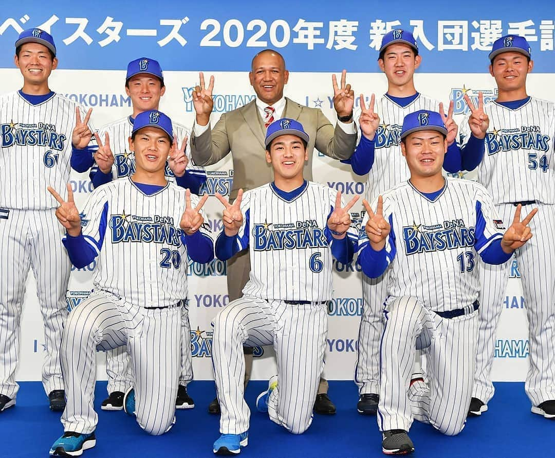 横浜DeNAベイスターズさんのインスタグラム写真 - (横浜DeNAベイスターズInstagram)「. 2020年度 新入団選手記者発表会が行われました。 ベイスターズの未来を担う若き7人の選手たちが、プロ野球選手としての第一歩をスタートしました。 ラミレス監督との記念撮影はもちろん、“Victory”で！ . #baystars .  #森敬斗　→背番号6 #坂本裕哉　→背番号20 #伊勢大夢　→背番号13 #東妻純平　→背番号57 #田部隼人　→背番号55 #蝦名達夫　→背番号61 #浅田将汰　→背番号54」11月22日 19時59分 - baystars_official