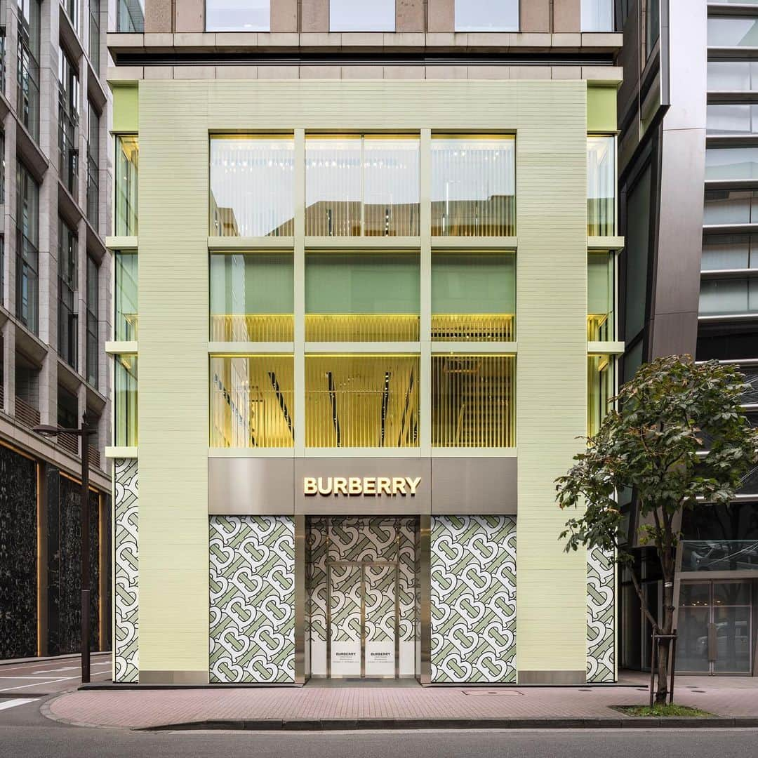 Burberryさんのインスタグラム写真 - (BurberryInstagram)「Introducing #BurberryGinza - our new space located in the heart of Tokyo . Discover the latest collections by #RiccardoTisci, from the Spring/Summer 2020 Pre-Collection to a limited-edition #ThomasBurberryMonogram scarf – exclusive to the new store . #BurberryGeneration」11月22日 19時59分 - burberry