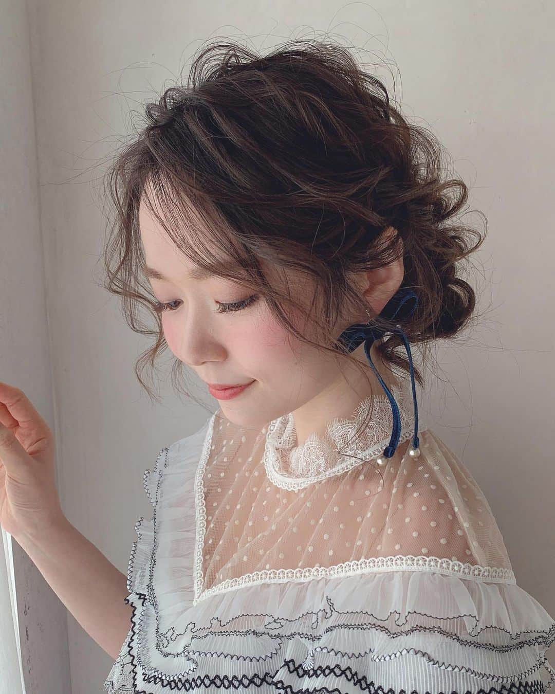 のインスタグラム：「自分のことで精一杯だと 少しの不安が.大きな不満に思えたり . でもそれだけ不安や怖さを感じれる人っていうのは 一つの事をきっと大切に感じれる人😊 . 私は受け止める器がガラスではなく ステンレス通り越して シリコンくらいにならないとって思う❣️ . なんの話？😂笑 . でもほんと、なんでもそう。 怖さを無くすために 準備をしっかりする。 . これは技術においても 相手を知る努力や、理解しようとする気持ちも その一つ。 . 一方からの視点しか見れなくても 違う角度から見えるものを想像する。 . それを楽しめると世界は広がる💙 . ものは考えようってほんとだね！ . 人って良い時に寄ってくる人より 悪い時に離れずいてくれる人のことは 絶対忘れないと思うし、 . 少し違うかもしれないけど 大変な時期を乗り越えたり 一緒にがんばったり出来る仲間やライバルは すごく大事だね💙 . 私はまた違う観点から仕事に対してや 働き方に対して考えるようになり 何もないところからスタートする事の難しさを 経験して来たからこそ、その楽しさも知ってる♡ . よく有名だからとか、器用だから出来る と言われたりするけど みんな最初は0からだからね . 大変だったことも、いっぱいいっぱいになったことも 泣きながらついて来てくれた日も♡ . みんなの成長が、私に自信を与えてくれた♡ . @rabichepow.fuuji  @rabichepow.kyo  @rabichepow.take  @rabichepow.miho  @rabichepow.iwamoto  @rabichepow.mayu  @francbear.kan  @francbear.inamon  @rabichepow.maa  @rabichepow.son  @rabichepow.adachi ↑アシスタントやスタイリスト、 インスタしてないスタッフもまだまだいるけど🙏✨ いつも支えてくれるスタッフがいるからこそ、 出来ること。 . 私は自分の名前も存在も知らない場所で また勝負したいと思う。 . 😊✨ . 今の私の原動力❣️ . . いつもありがとう😊 . #rabichepow #hairmake  #ヘアメイク#ブライダル#出張ヘアメイク」