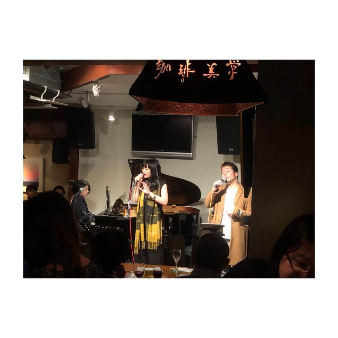 塚本直のインスタグラム：「Beaujolai's Night🍷@珈琲美学 とても素敵な空間で、 楽しい楽しいライブをさせていただきました。 お越し頂いた皆様ありがとうございました！ またやりたいなぁ♪  よしえちゃんの心ある音色♡らぶ♡ ゆうほくん、なんて素晴らしいシンガーなんでしょ♪ ユリーちゃん、面白すぎです！  #theprayer  久々歌いましたけど、 やはり何かに祈ったり、 何かを信じたりって大切なのだなと。 歌っている私の魂が喜んでいる気がしました♪ また歌お♪  #吉岡悠歩  #畑野圭慧  #塚本直 #Yully #beaujolaisnouveau  #live  #singer  #珈琲美学」