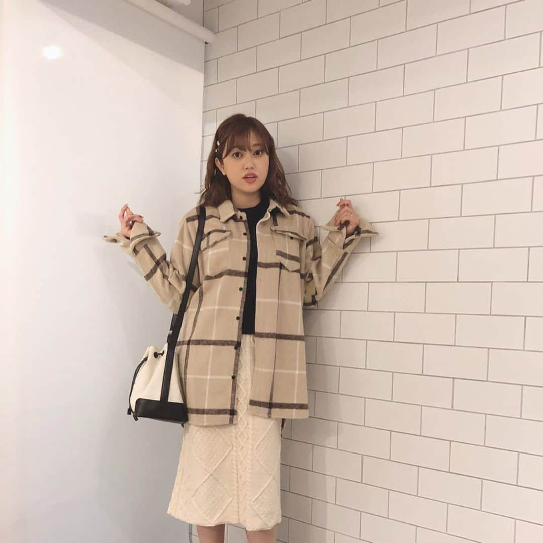 菊地亜美さんのインスタグラム写真 - (菊地亜美Instagram)「. 3時間SPの収録でした😘 今日の私服🧡 チェックシャツは @fifth_store 💐 ゆるくカジュアルに◎ スカートは去年の❤︎ 今日は一日中大雨だしとにかく寒いですね😨❄️ 明日も明後日も大雨予報…雨嫌だよう☔️😭 . #ootd #coordinate  #fifth #fifthtl #フィフス #カジュアル #チェックオーバーサイズシャツジャケット #アウター #秋アウター #160cm以上コーデ」11月22日 20時03分 - amikikuchi0905