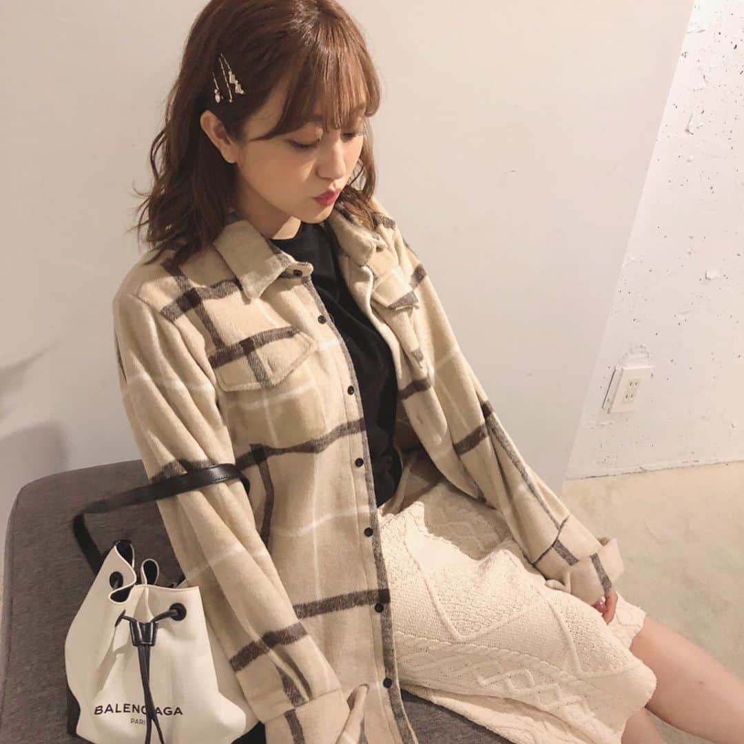 菊地亜美さんのインスタグラム写真 - (菊地亜美Instagram)「. 3時間SPの収録でした😘 今日の私服🧡 チェックシャツは @fifth_store 💐 ゆるくカジュアルに◎ スカートは去年の❤︎ 今日は一日中大雨だしとにかく寒いですね😨❄️ 明日も明後日も大雨予報…雨嫌だよう☔️😭 . #ootd #coordinate  #fifth #fifthtl #フィフス #カジュアル #チェックオーバーサイズシャツジャケット #アウター #秋アウター #160cm以上コーデ」11月22日 20時03分 - amikikuchi0905