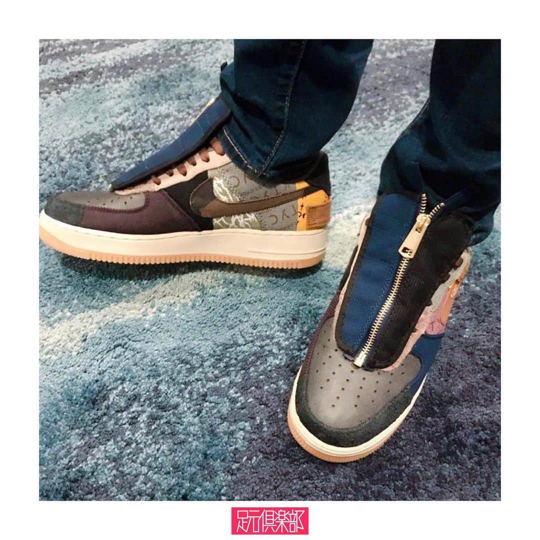 のインスタグラム：「TRAVIS SCOTTとNIKEによる人気のコラボレーションから登場した[AIR FORCE 1 LOW]。独特なグラフィックが施された異素材同士を組み合わせ、シューレースを覆うジップパーツを付属。TRAVISらしい常識を覆すクリエイティブ要素溢れる逸足。 . (@r2966_mama ）さんの足元倶楽部 . ブランド : TRAVIS SCOTT × NIKE モデル : AIR FORCE 1 LOW CACTUS JACK . ▼今すぐフォローして最新情報をチェックしよう！ 【TRAVIS SCOTT 公式アカウント】 ⇒#@travisscott . #nike #travisscott #airforce1 #niketravisscott #ナイキ #トラヴィススコット #足元倶楽部#足元クラブ #足元くら部 #足元 #あしもと倶楽部 #スニーカー#スニーカーコーデ #スニーカー同好会#キックス #靴 #コーディネート#スナップ #ファッションスナップ #ストリートスナップ#お気に入りの一足 #今日の逸足 #逸足#운동화 #kicks #newkicks」