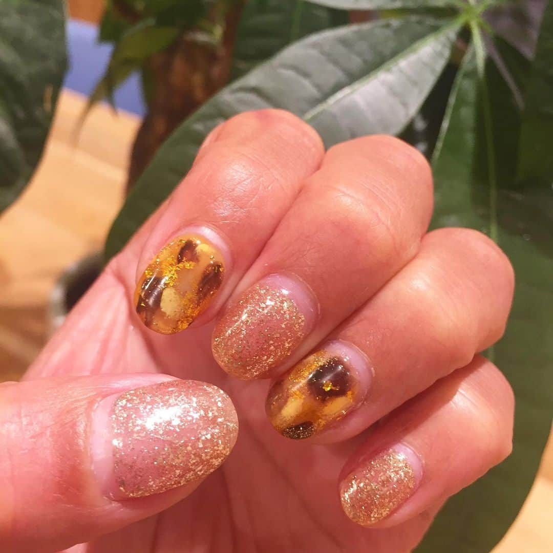 宮川紗麻亜さんのインスタグラム写真 - (宮川紗麻亜Instagram)「🌻 時差投稿だけど〜 今月のnail💅✨ 今回は前回よりはかなり抑えめにしてみたよ😏 私的にはね！笑 シャンパンゴールドは肌に馴染む色だし、綺麗だな〜✨ あ〜可愛い〜ぃ❤️ @s311592a @minkstyle_  #minkstyle #ミンクスタイル #代々木公園店#富ヶ谷 #nailsalon #eyelash #マツエク #ネイルサロン#ジェルネイル #glitter #champagnegold #鼈甲 #instagood #アスリートネイル #athlete #professional #saoriaizawa #beauty #美容 #beautyinstructor #nail」11月22日 20時05分 - sunflower__summer