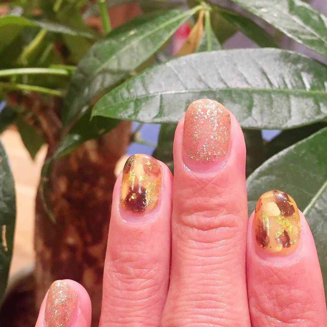 宮川紗麻亜さんのインスタグラム写真 - (宮川紗麻亜Instagram)「🌻 時差投稿だけど〜 今月のnail💅✨ 今回は前回よりはかなり抑えめにしてみたよ😏 私的にはね！笑 シャンパンゴールドは肌に馴染む色だし、綺麗だな〜✨ あ〜可愛い〜ぃ❤️ @s311592a @minkstyle_  #minkstyle #ミンクスタイル #代々木公園店#富ヶ谷 #nailsalon #eyelash #マツエク #ネイルサロン#ジェルネイル #glitter #champagnegold #鼈甲 #instagood #アスリートネイル #athlete #professional #saoriaizawa #beauty #美容 #beautyinstructor #nail」11月22日 20時05分 - sunflower__summer