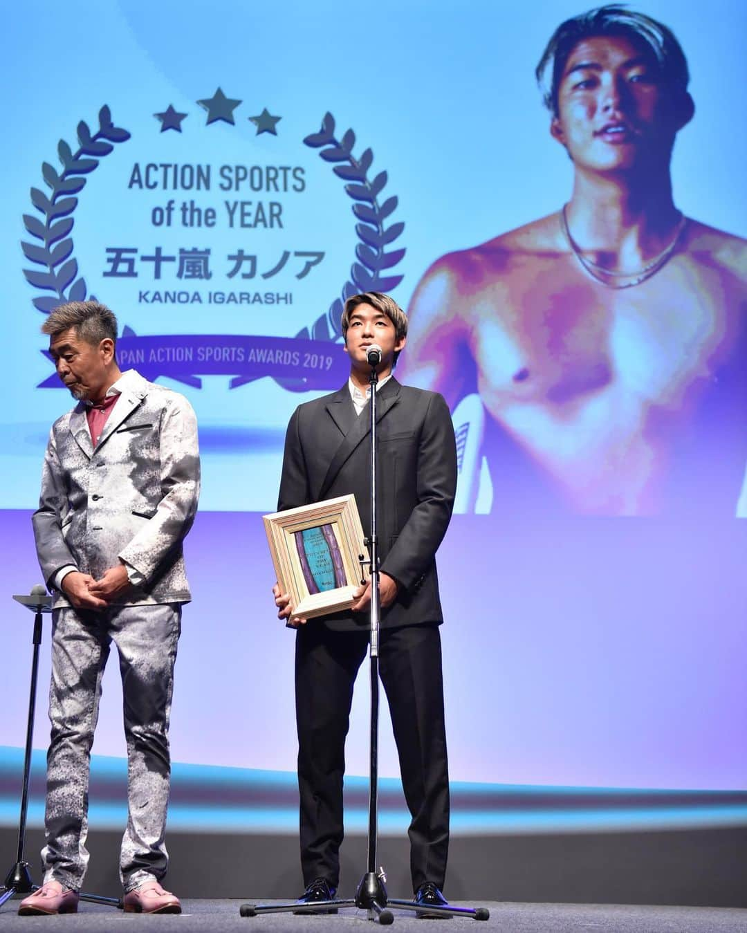 五十嵐カノアさんのインスタグラム写真 - (五十嵐カノアInstagram)「Very thankful to receive “Athlete of the Year 2019” at the JASA awards tonight! Thank you @dior for the beautiful suit. ⚡️」11月22日 20時05分 - kanoaigarashi